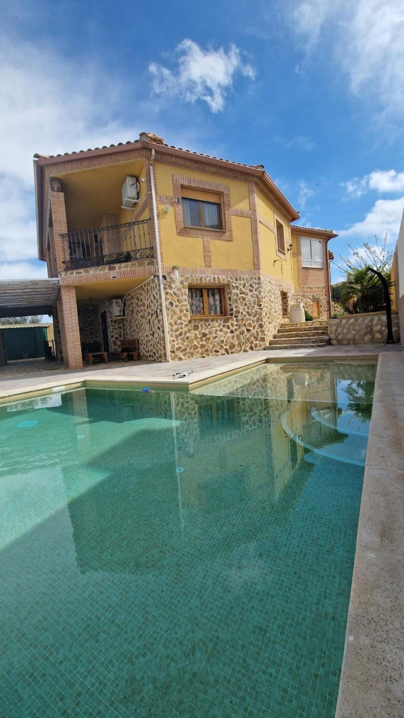 Six-Bedroom House photo 2