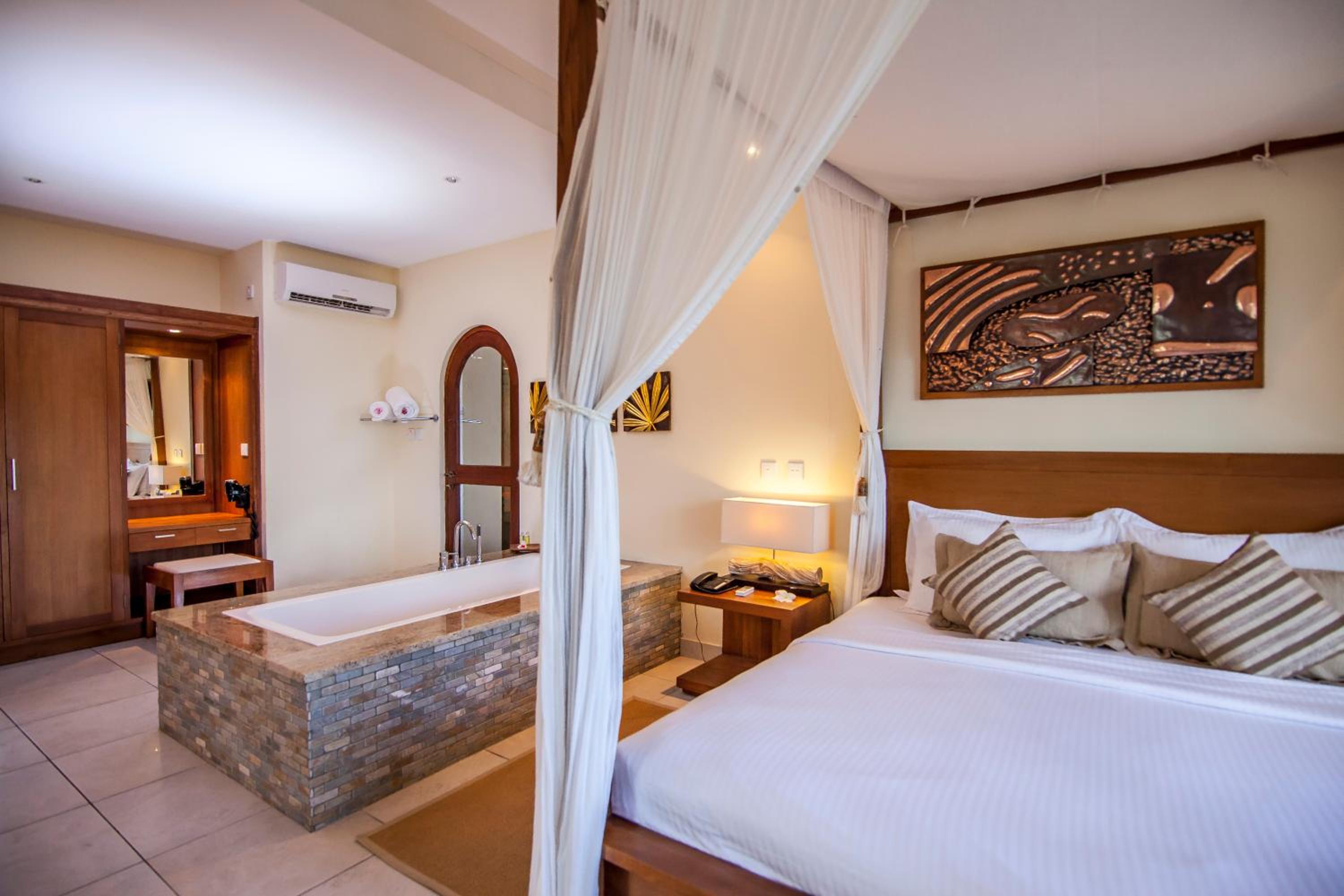 Villa with Private Pool - Photo 7