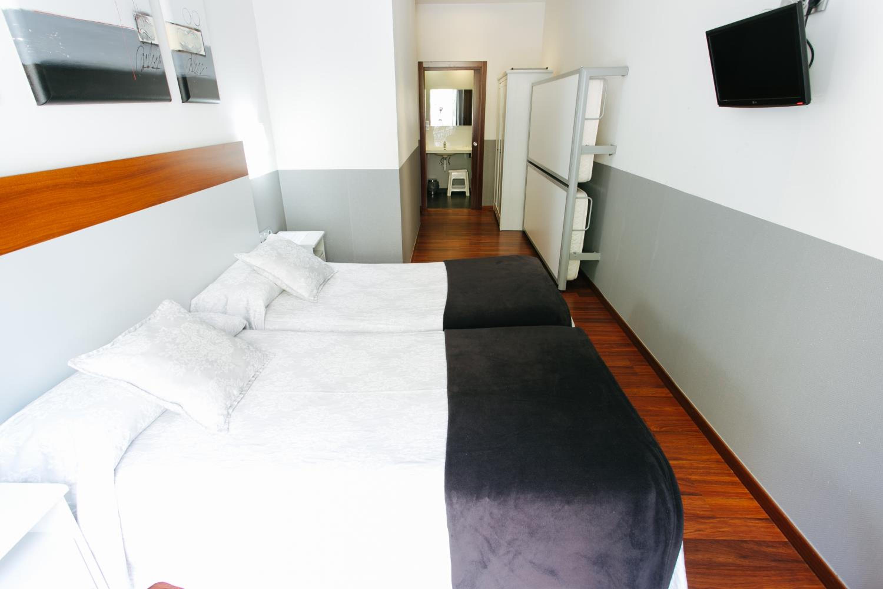 Double or Twin Room with Cathedral Views  photo 2