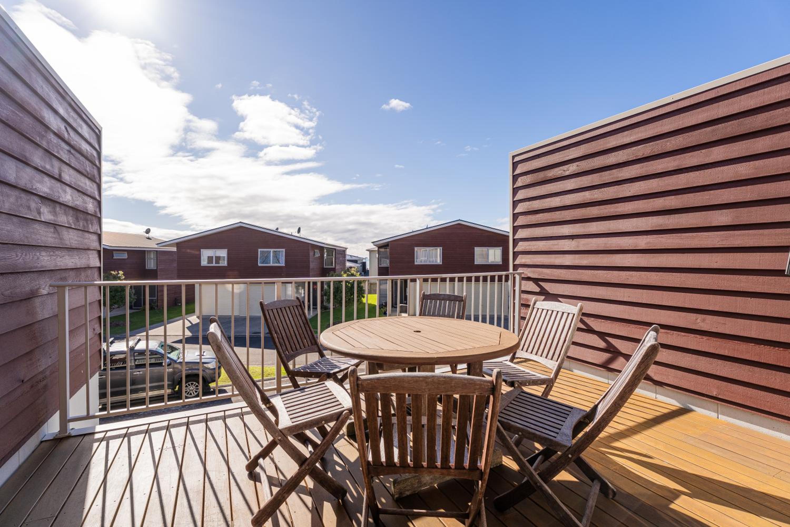 Three-Bedroom Apartment with Balcony photo 3
