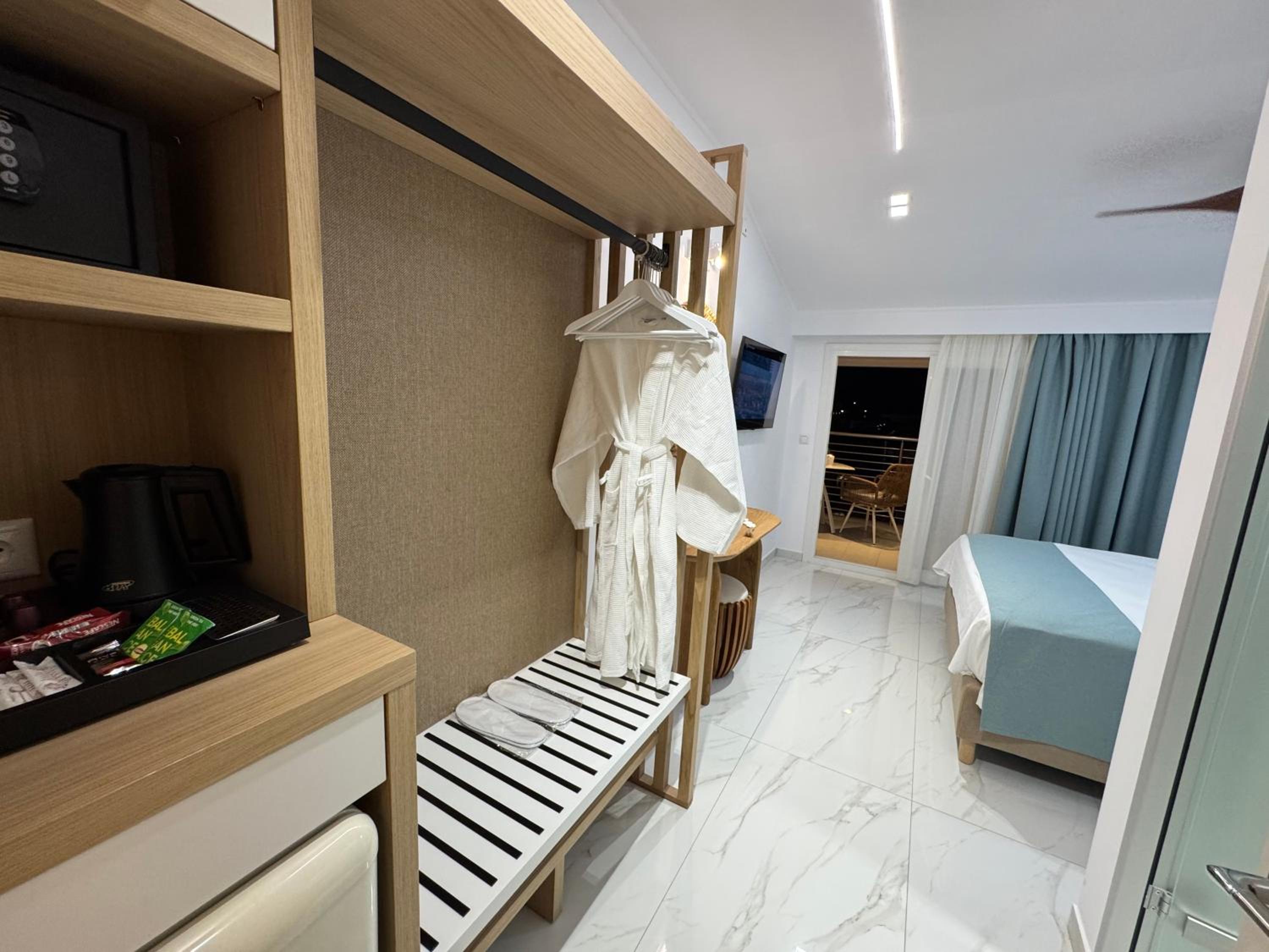 Deluxe Double Room with Balcony and Sea View - Photo 4