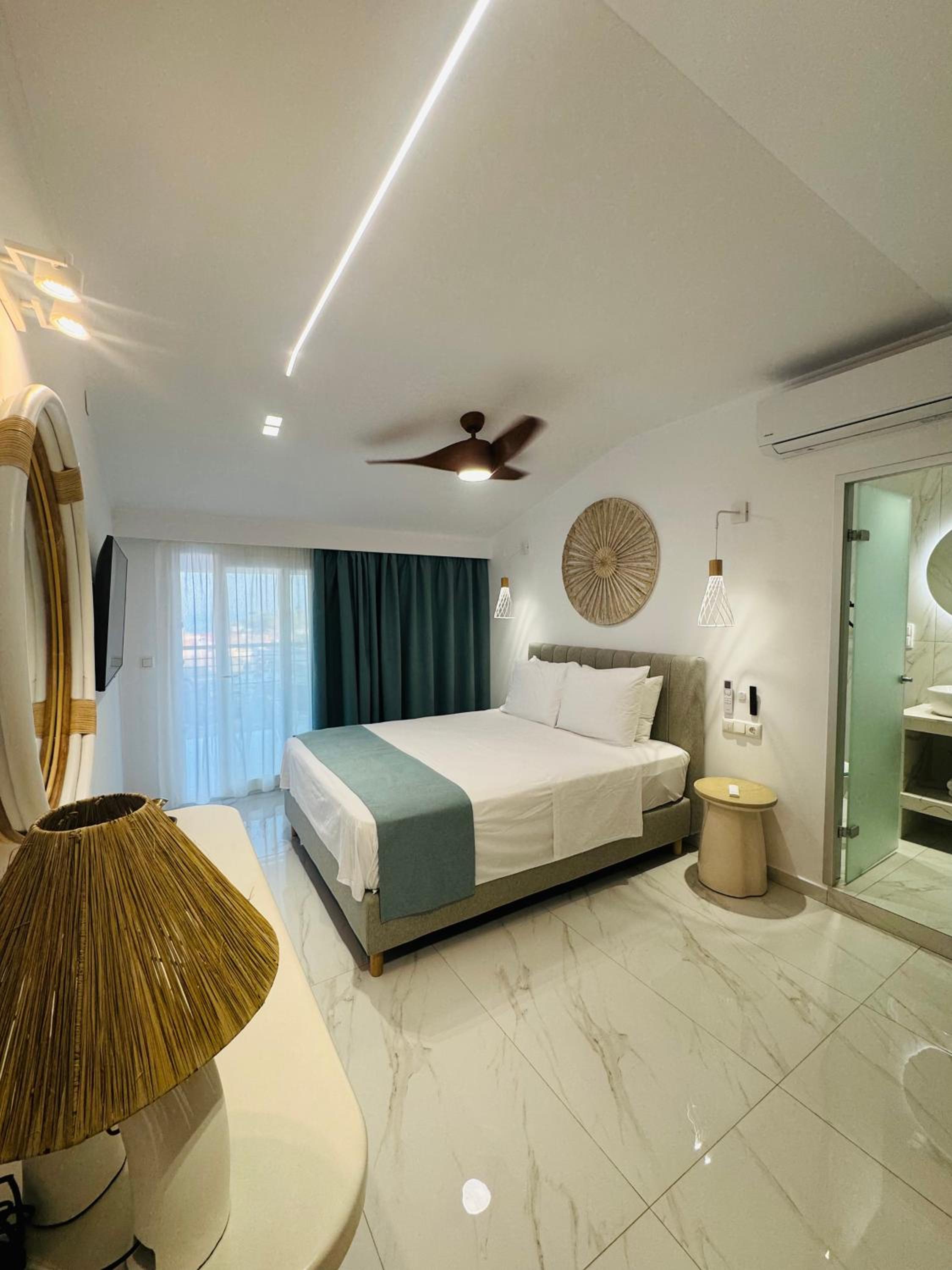 Deluxe Double Room with Balcony and Sea View - Photo 3