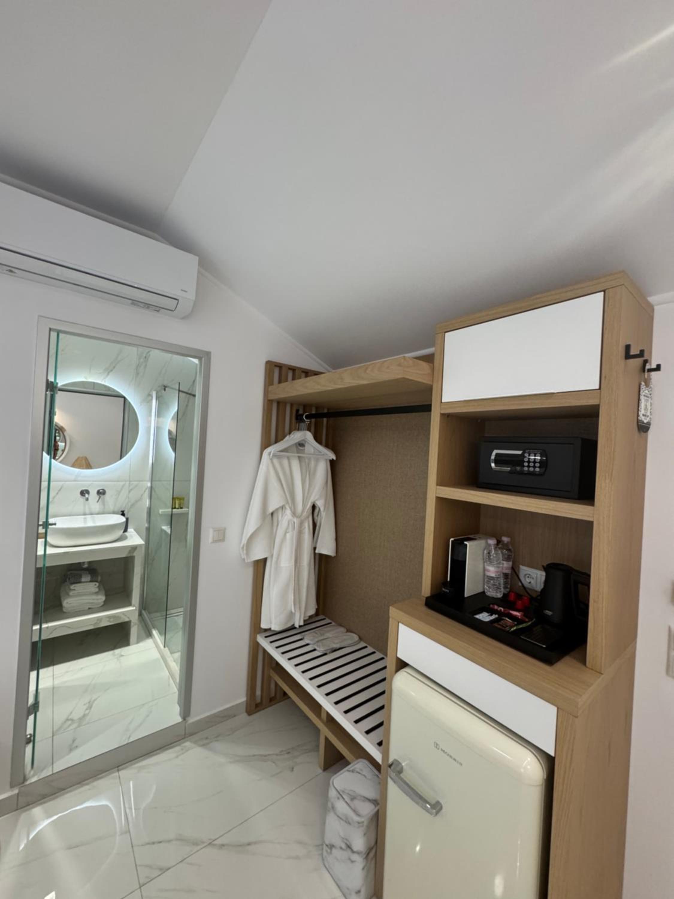 Deluxe Double Room with Balcony and Sea View - Photo 2