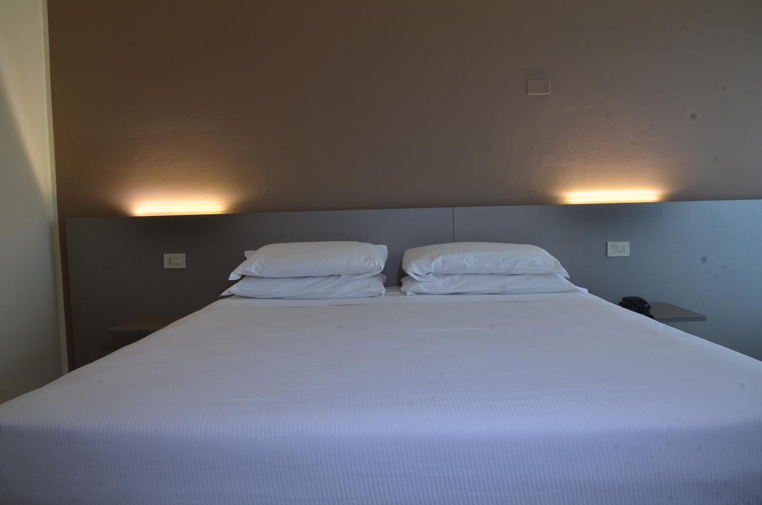 Double or Twin Room - Photo 4