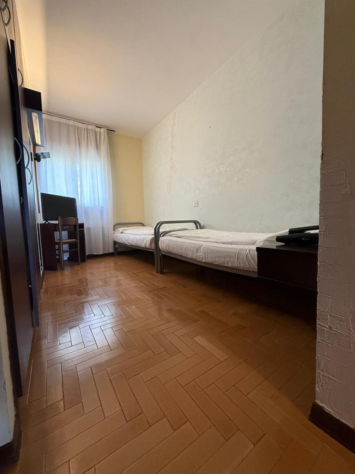 Economy Twin Room photo 2