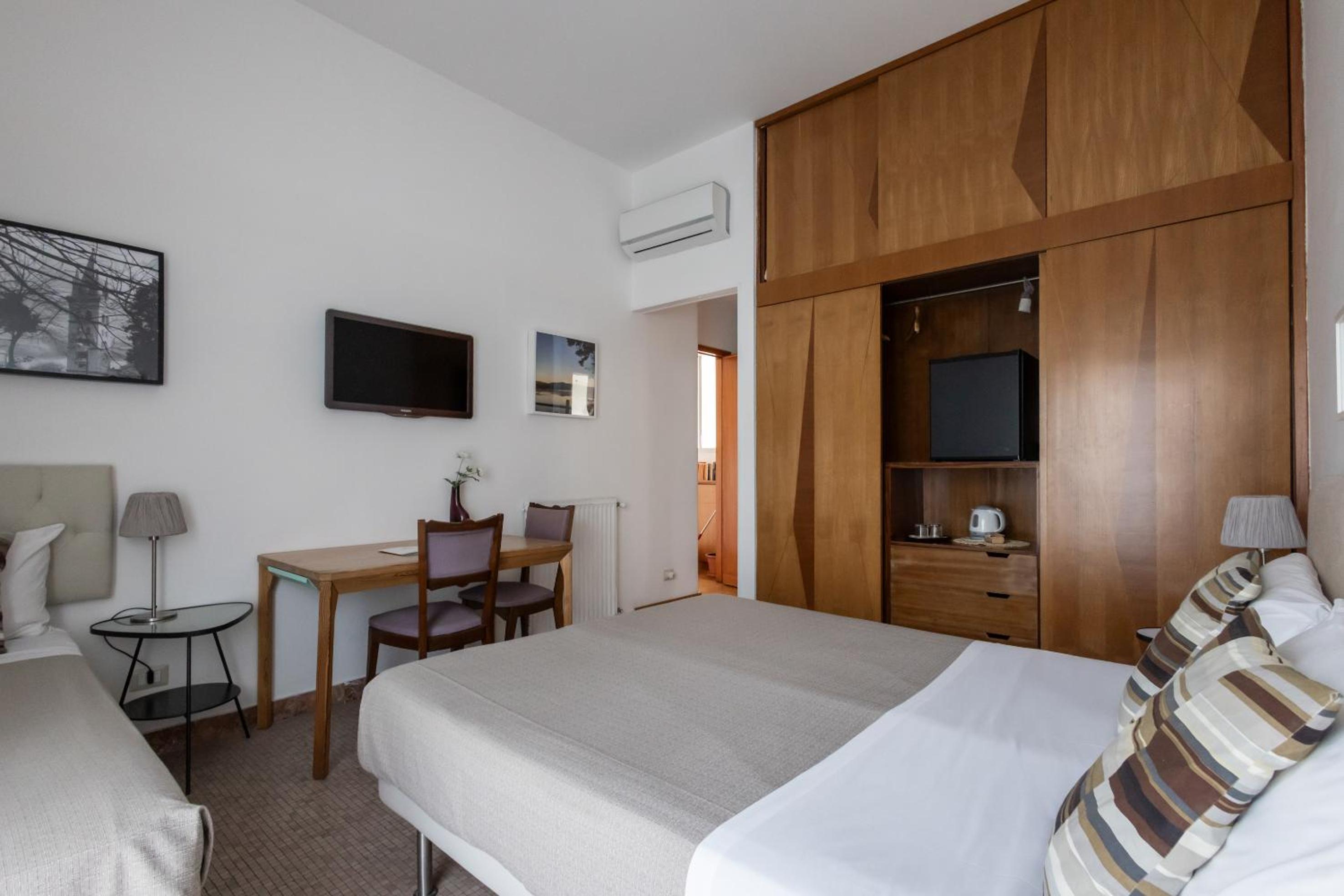 Basic Triple Room photo 3