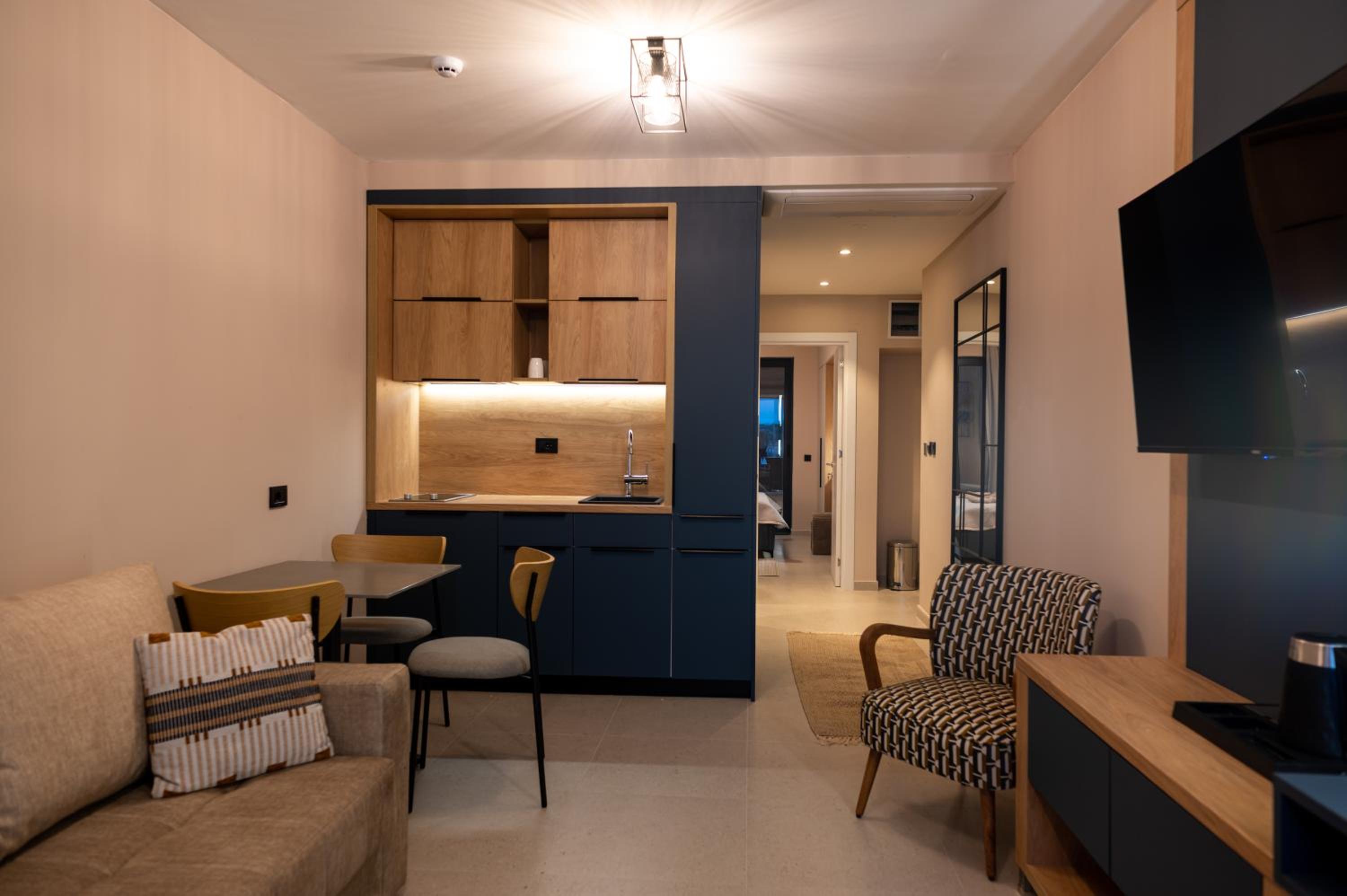 One-Bedroom Apartment with Balcony and Sea View photo 3