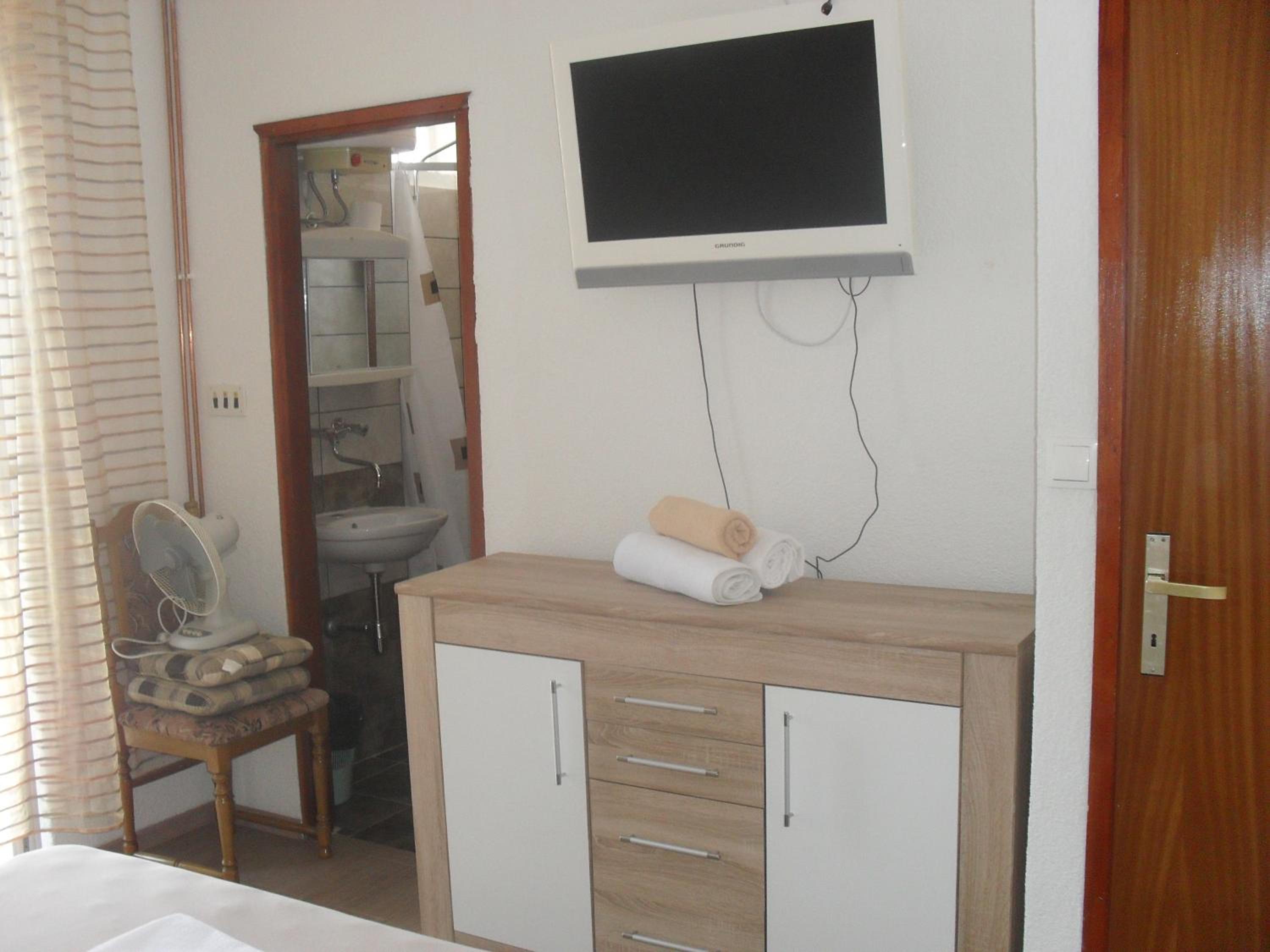 Double Room with Balcony - Photo 12
