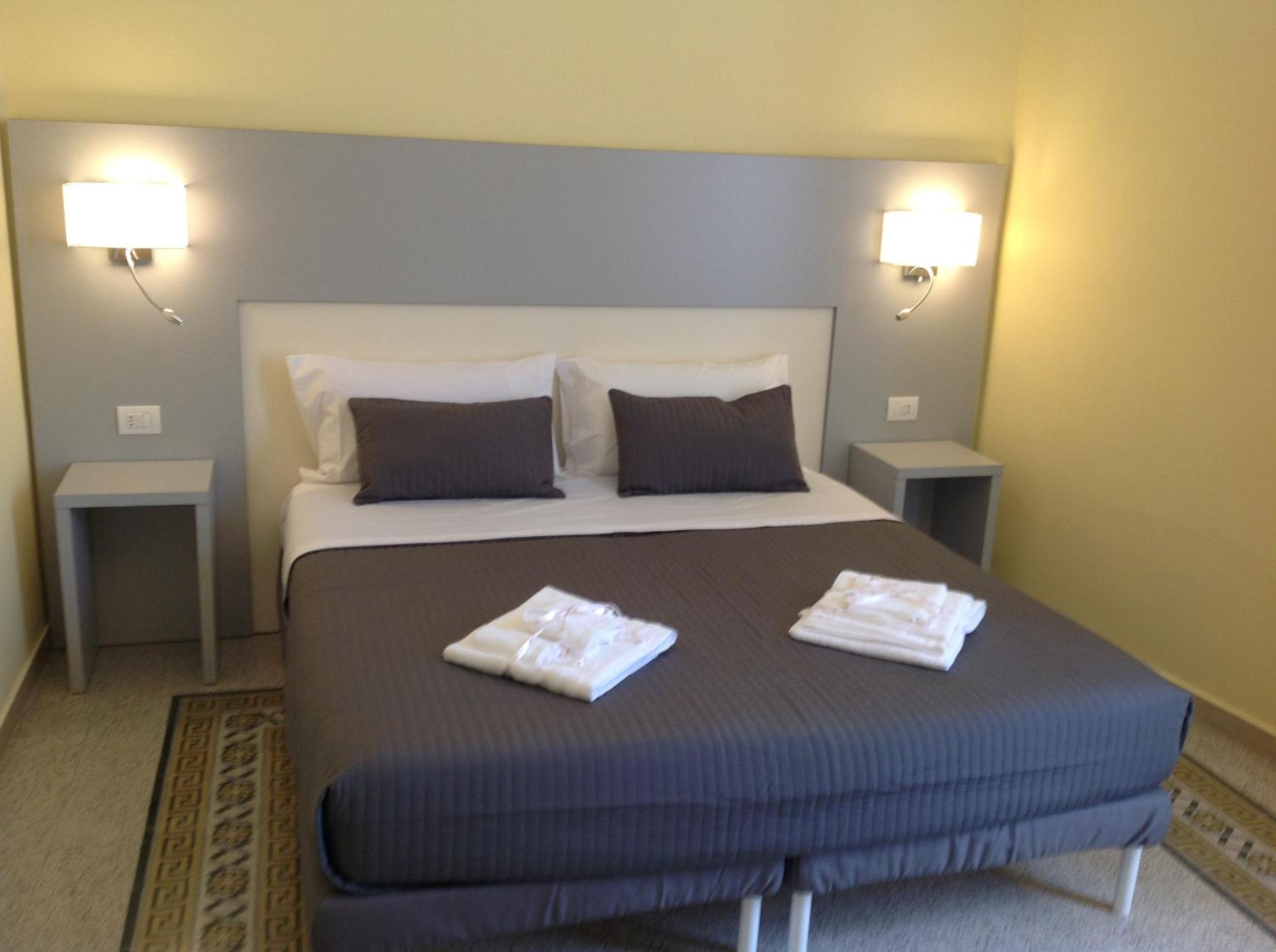 Double or Twin Room - Photo 2