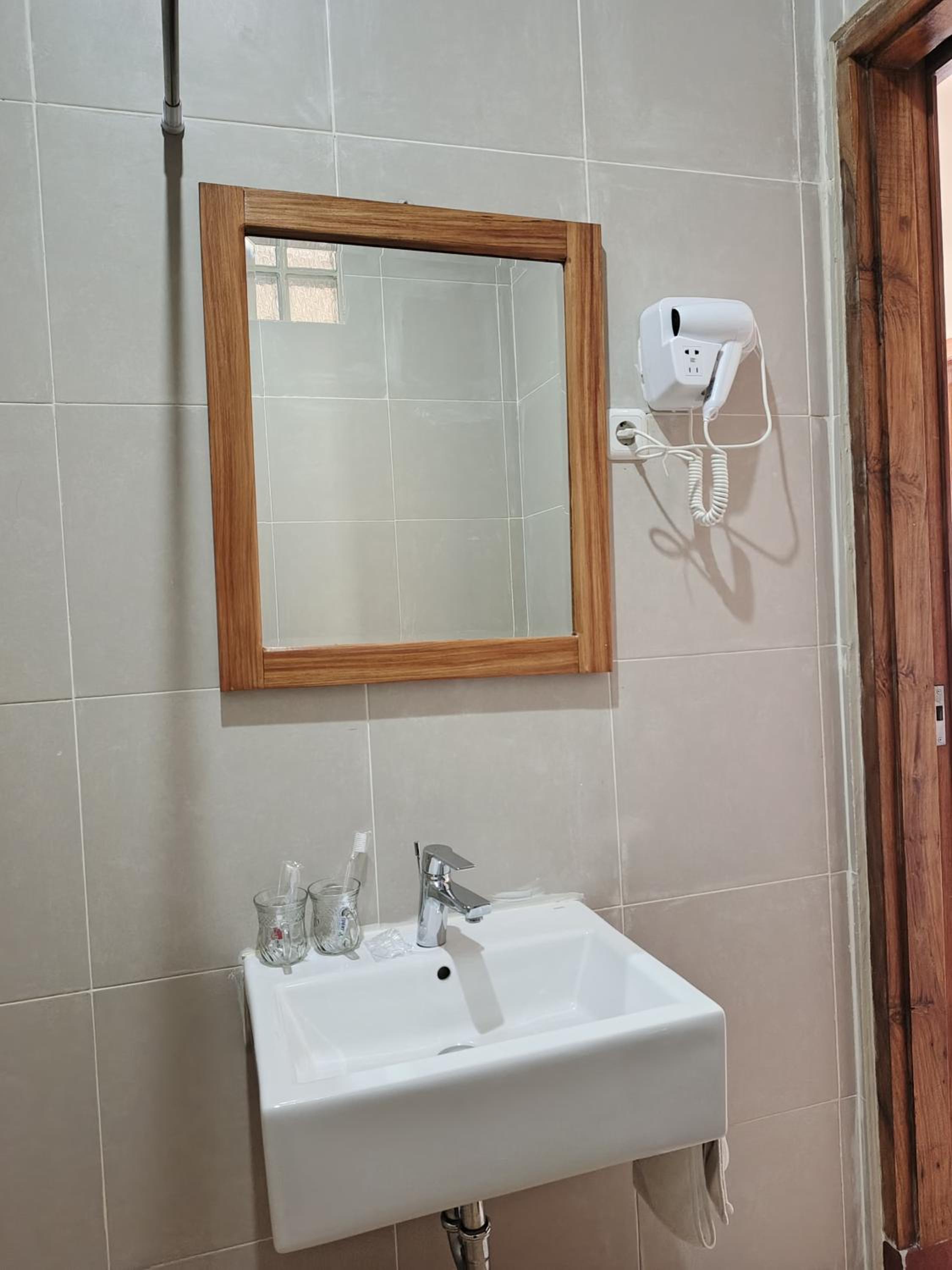 Double or Twin Room with Private Bathroom photo 3