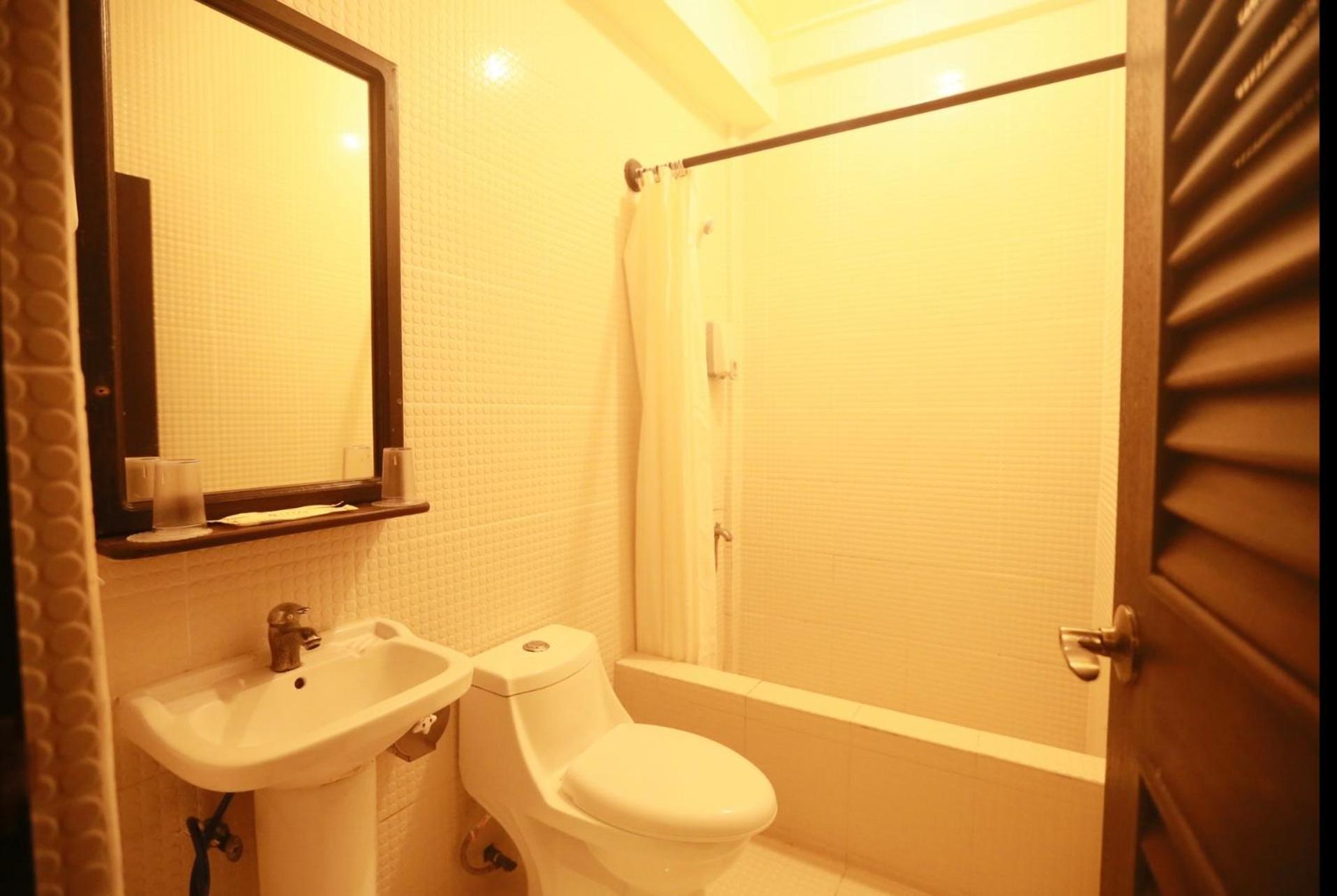 Family Room with Private Bathroom - Photo 6