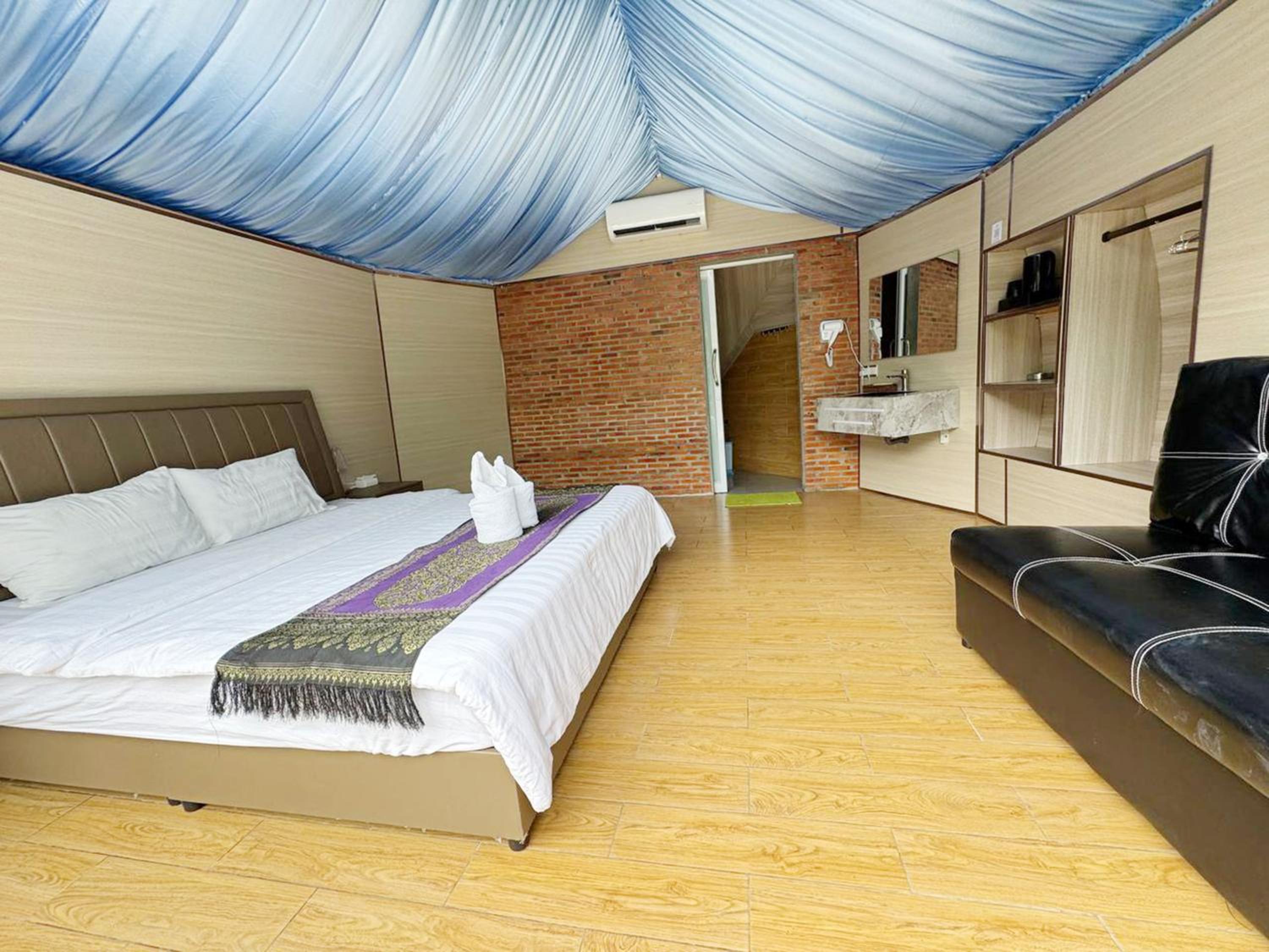 Deluxe King Room photo 3