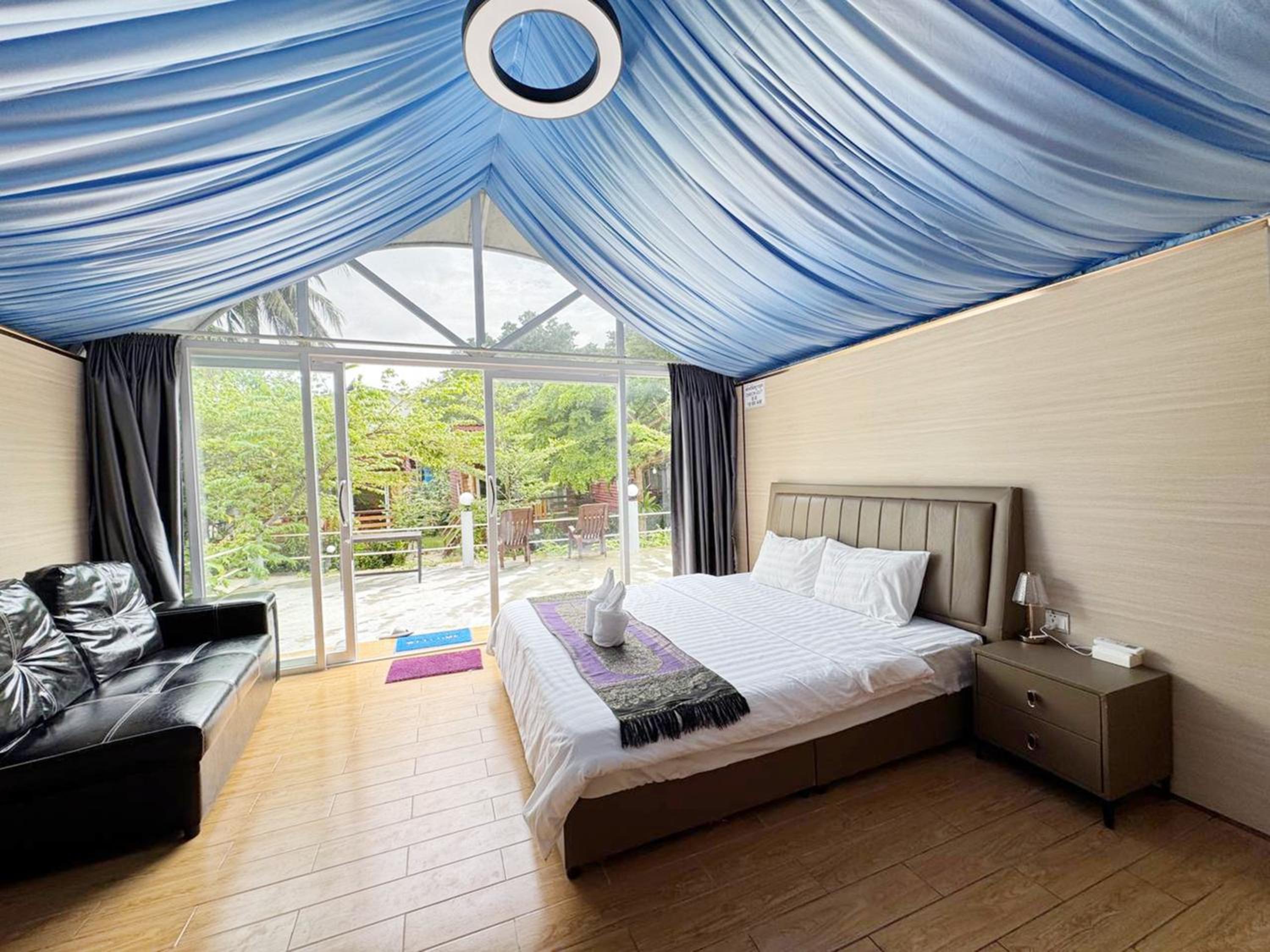 Deluxe King Room photo 1