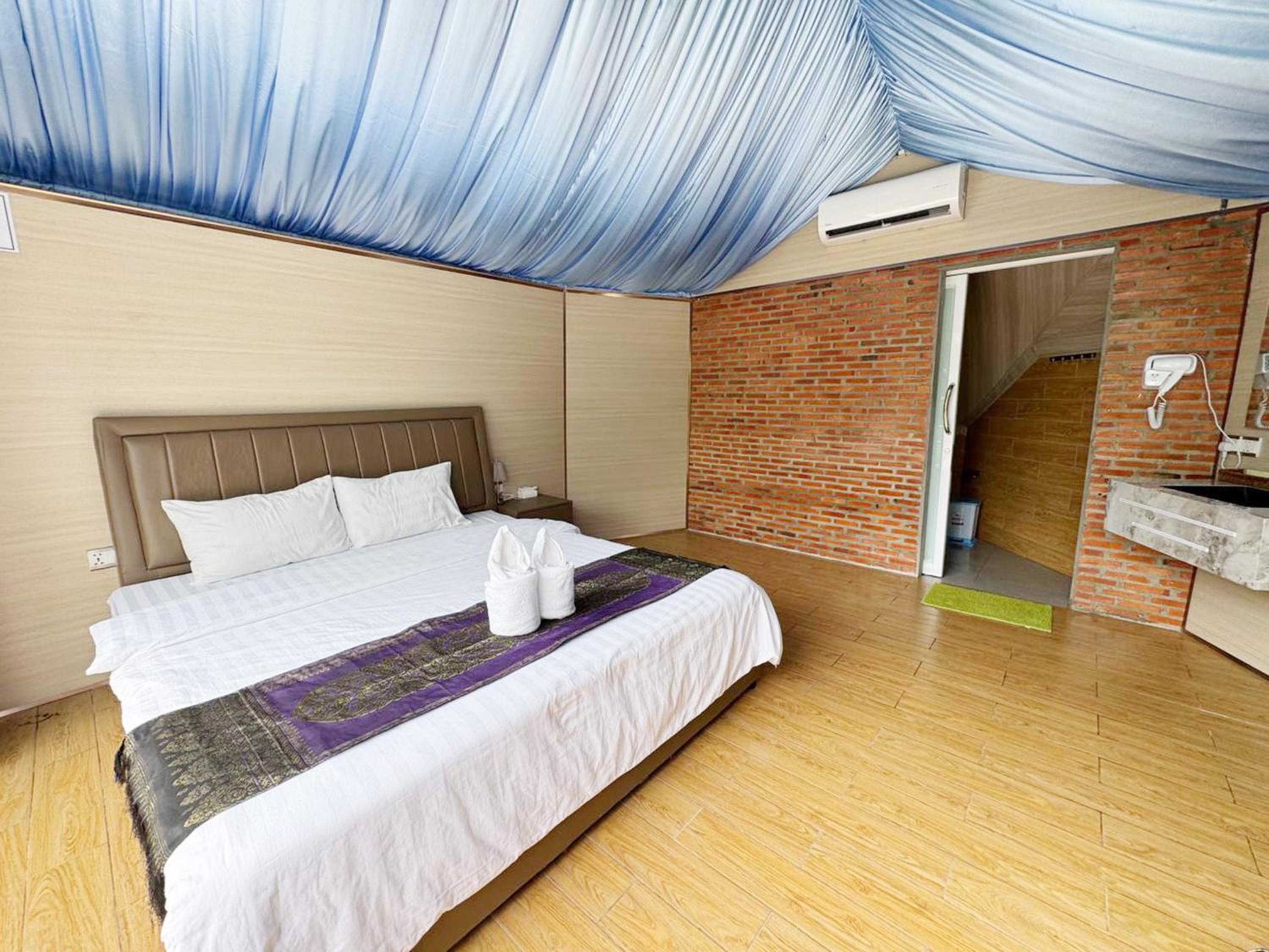 Deluxe King Room photo 2