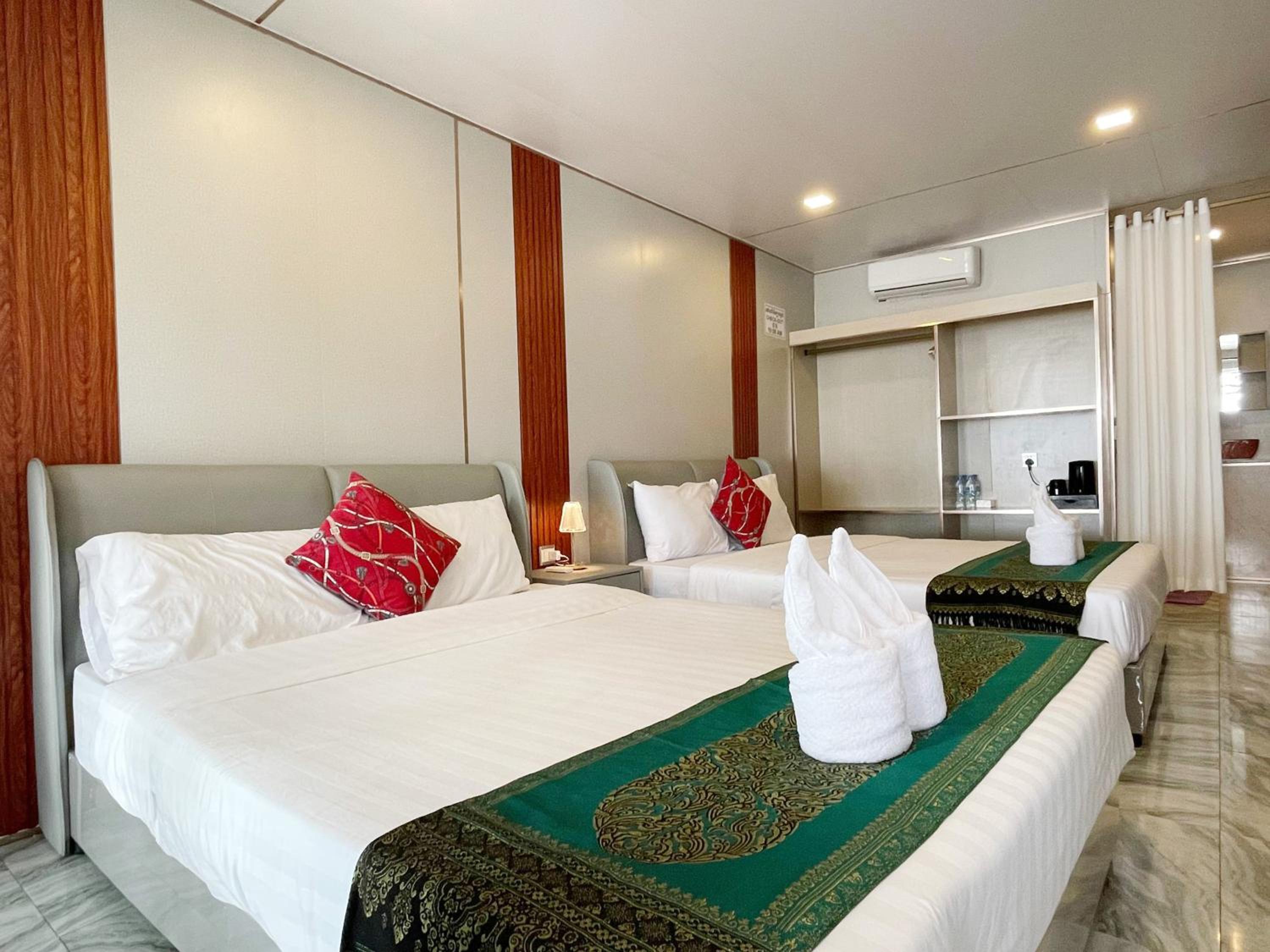 Family Room with Side Sea View photo 2