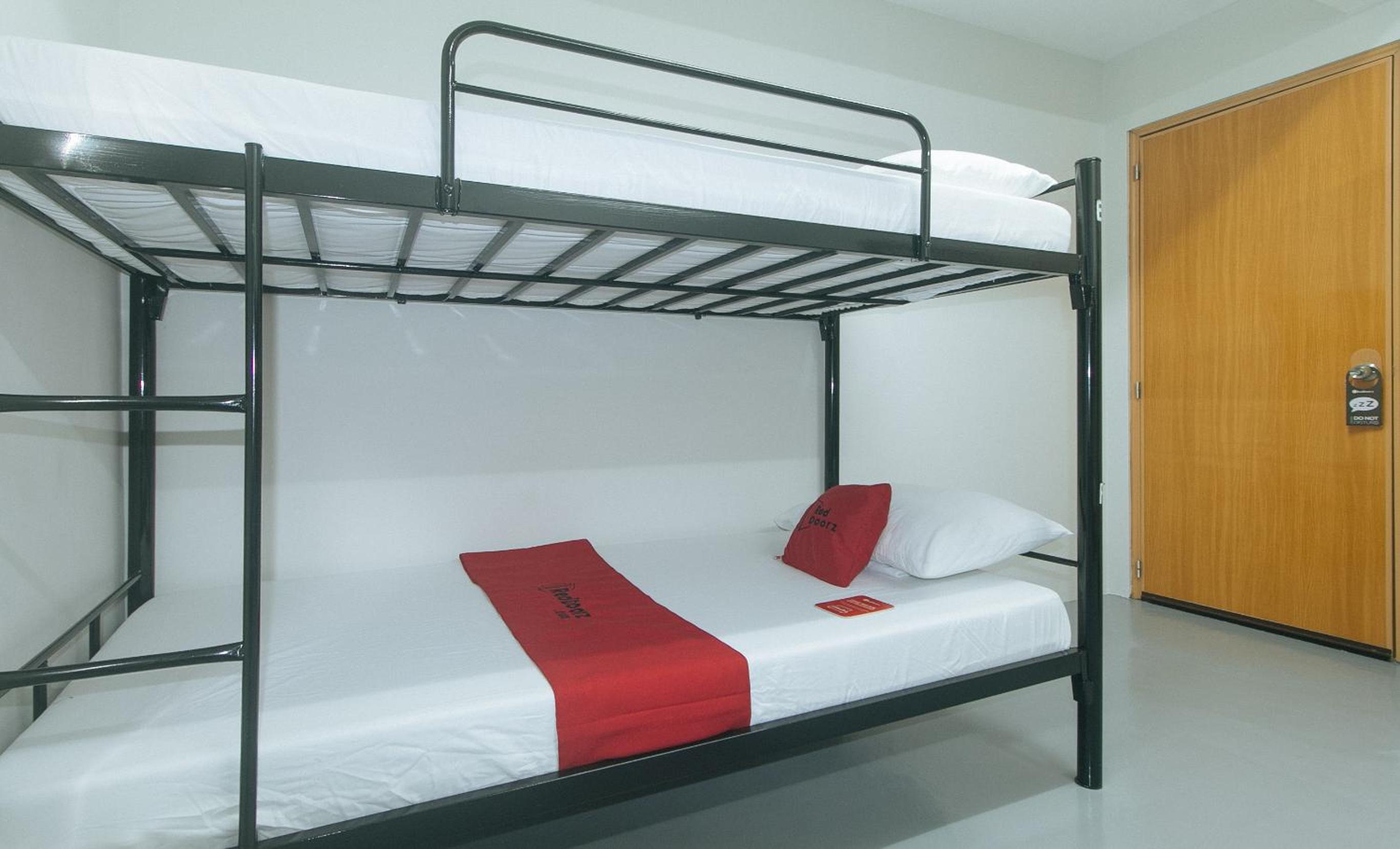 Single Bed in Mixed Dormitory Room