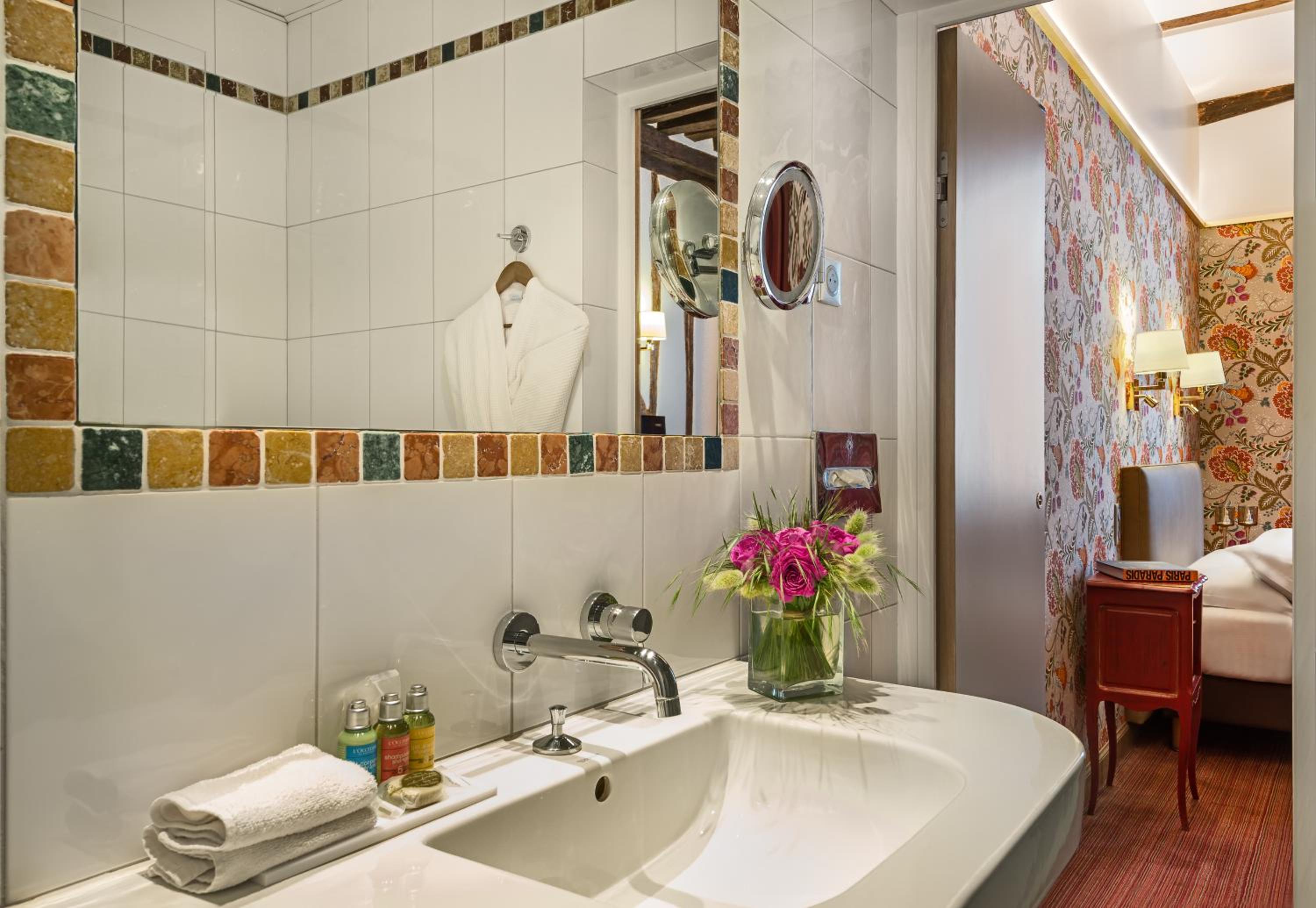 Superior Double Room thumbnail 5