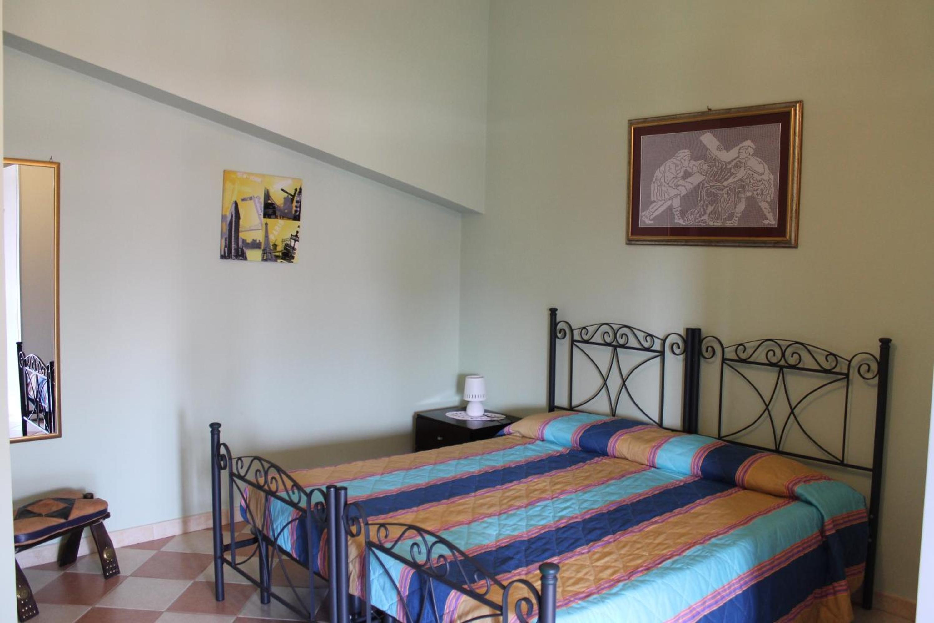 One-Bedroom House - Photo 2