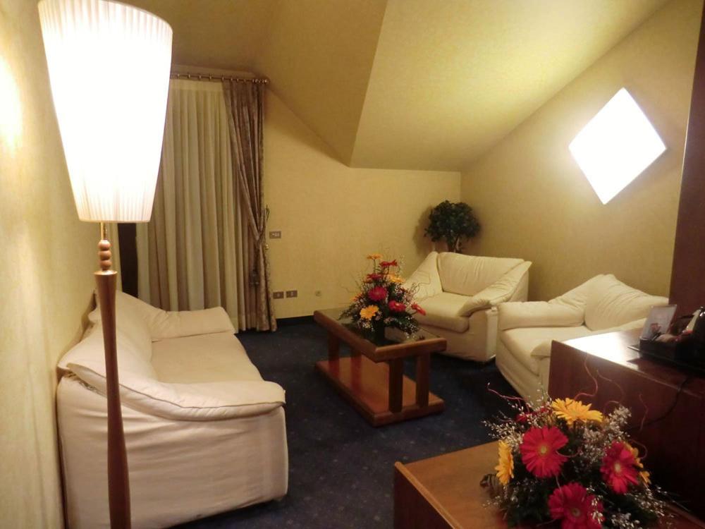 Large Suite photo 2
