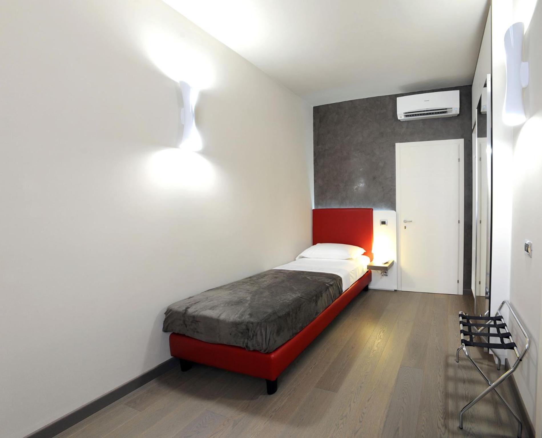 Single Room with Private Bathroom photo 3