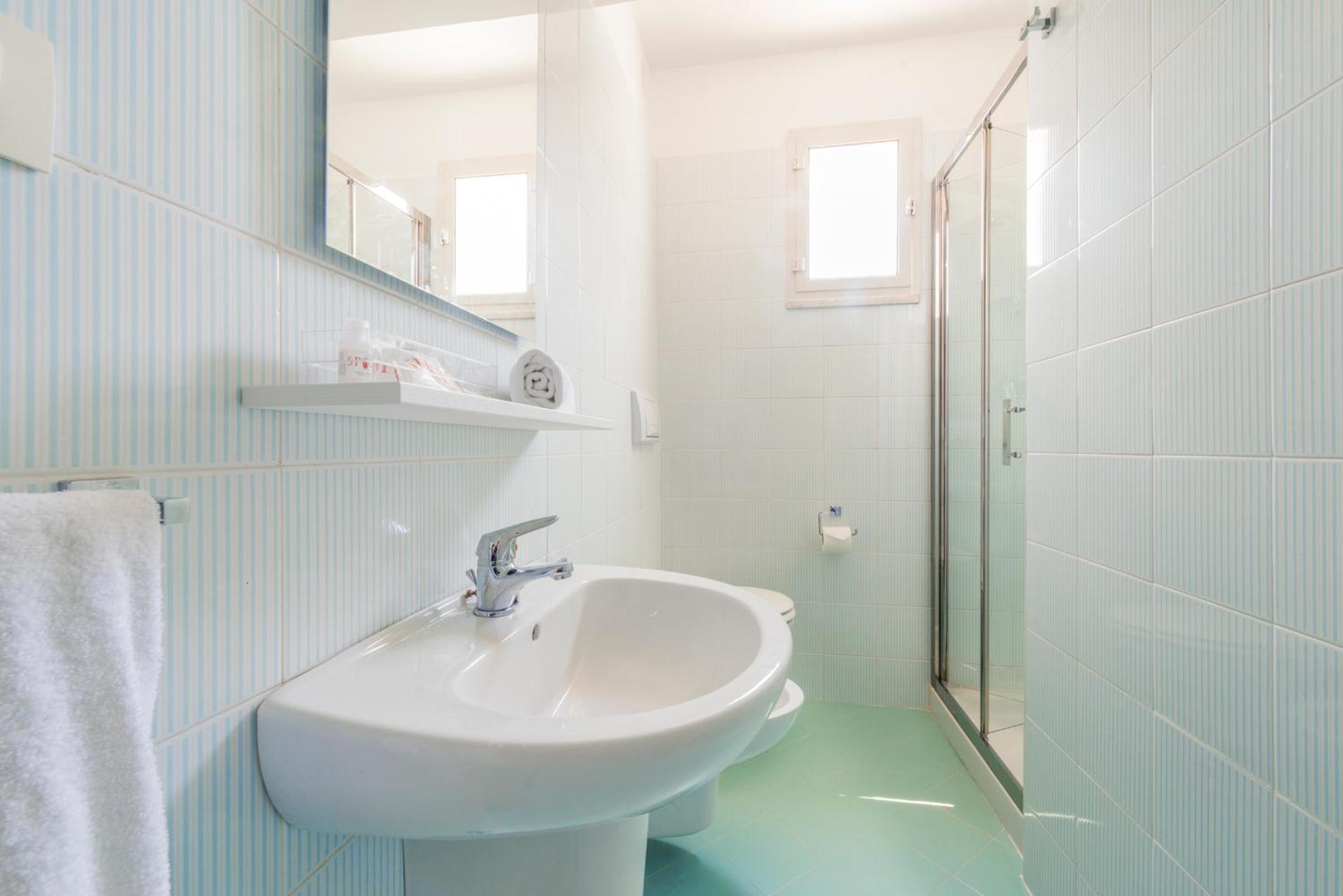 Standard Double or Twin Room - Photo 3
