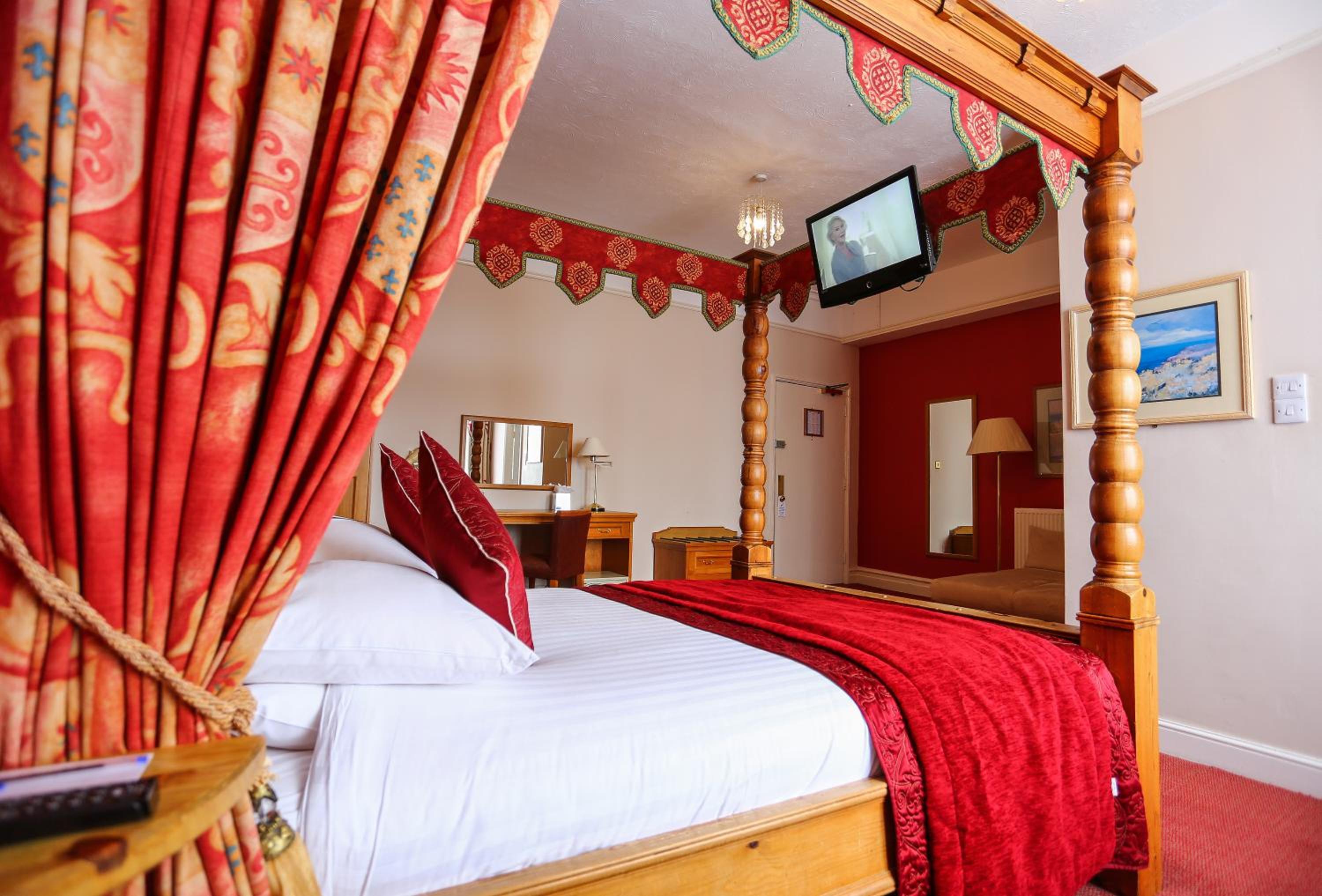 Double Room with Four Poster Bed - Photo 5
