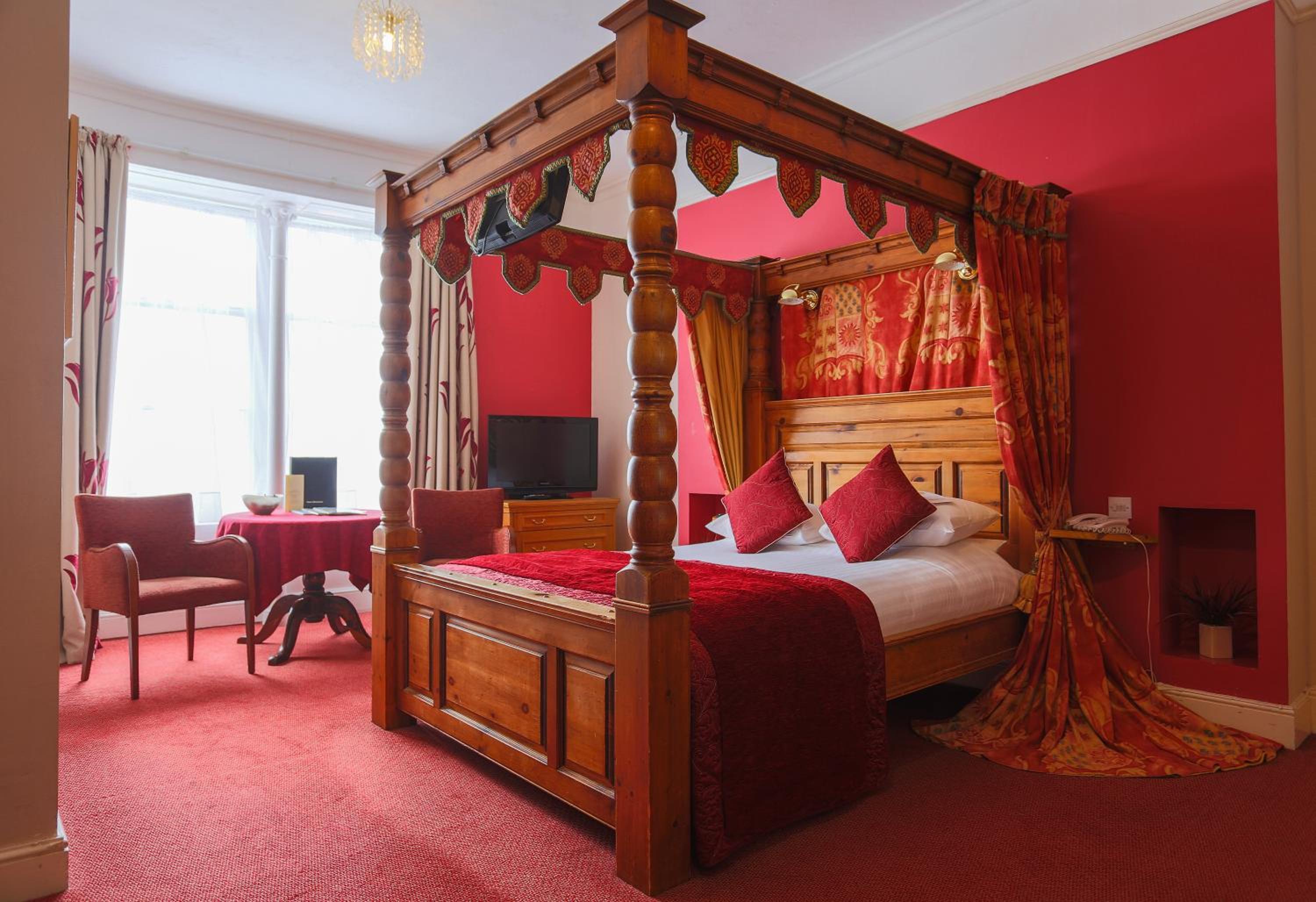 Double Room with Four Poster Bed - Photo 1
