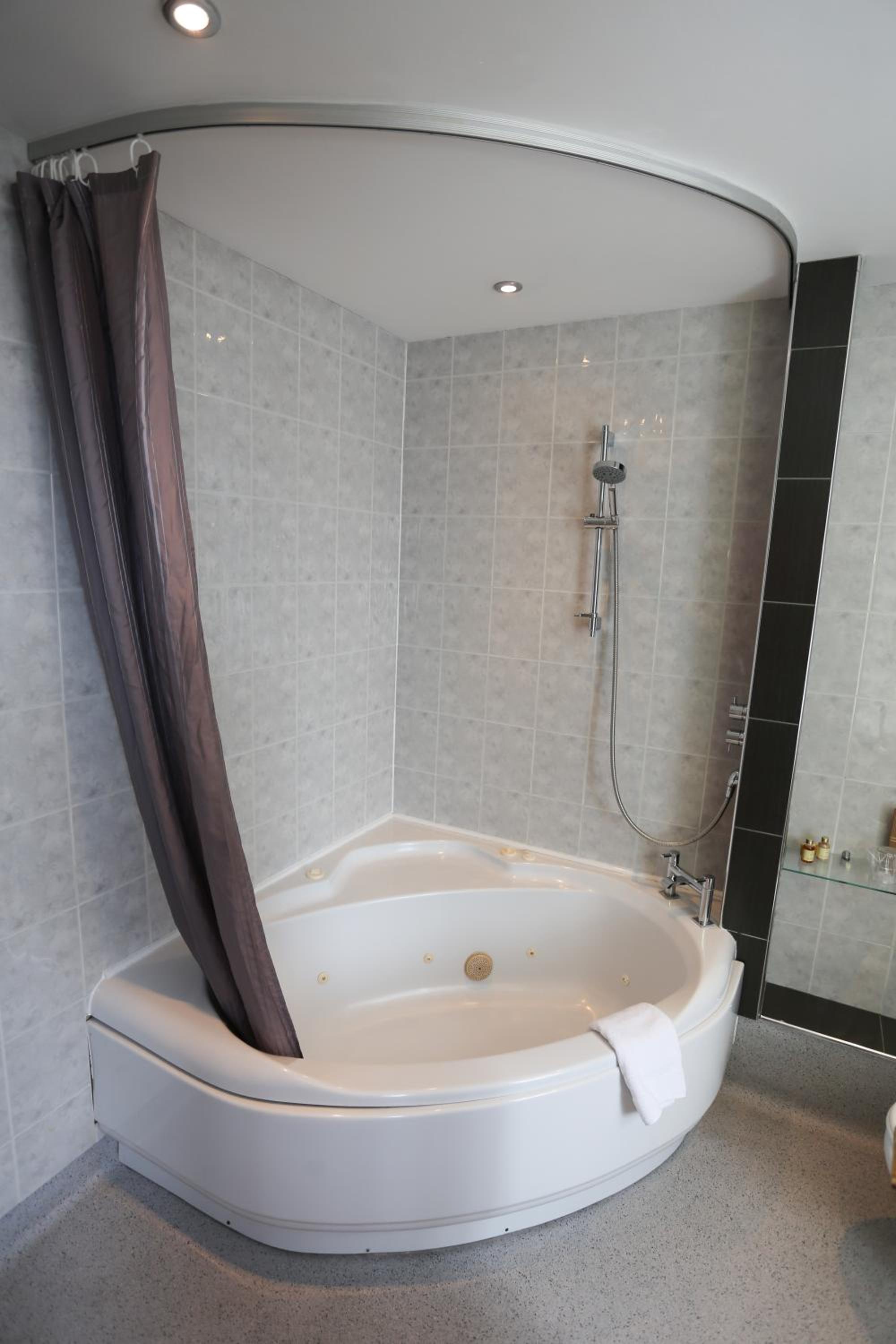 Double Room with Four Poster Bed - Photo 13