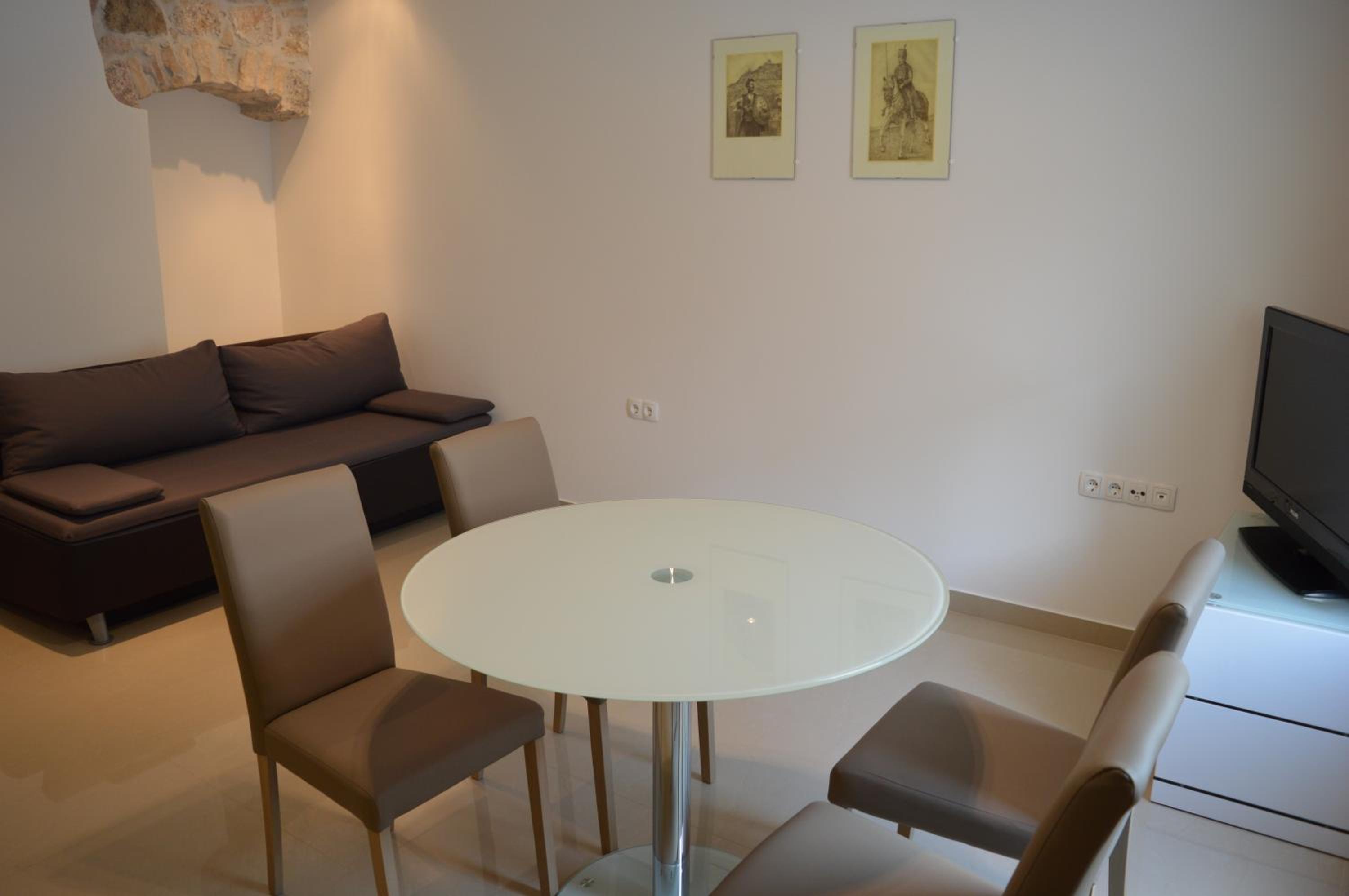 One-Bedroom Apartment - Photo 4