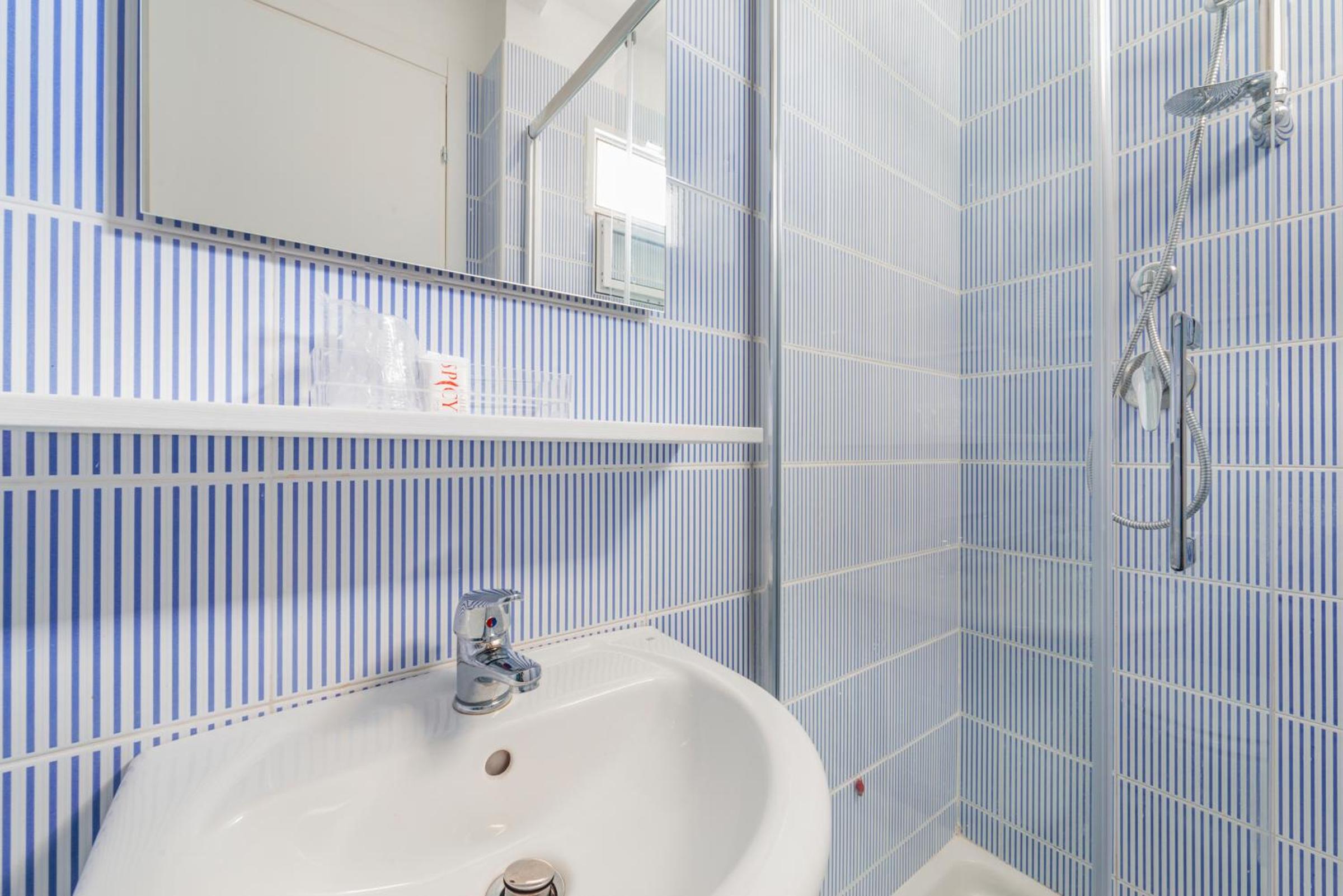 Double or Twin Room with Sea View - Photo 10