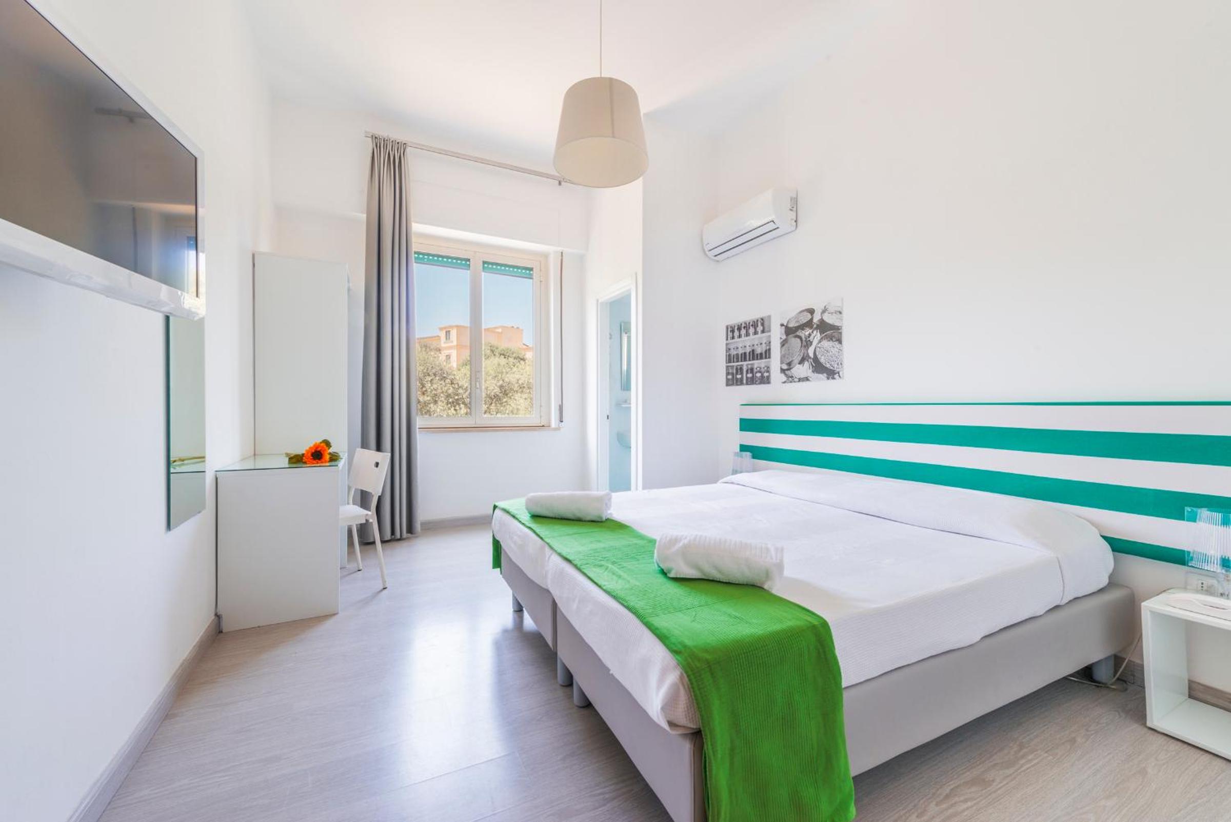 Standard Double or Twin Room - Photo 2
