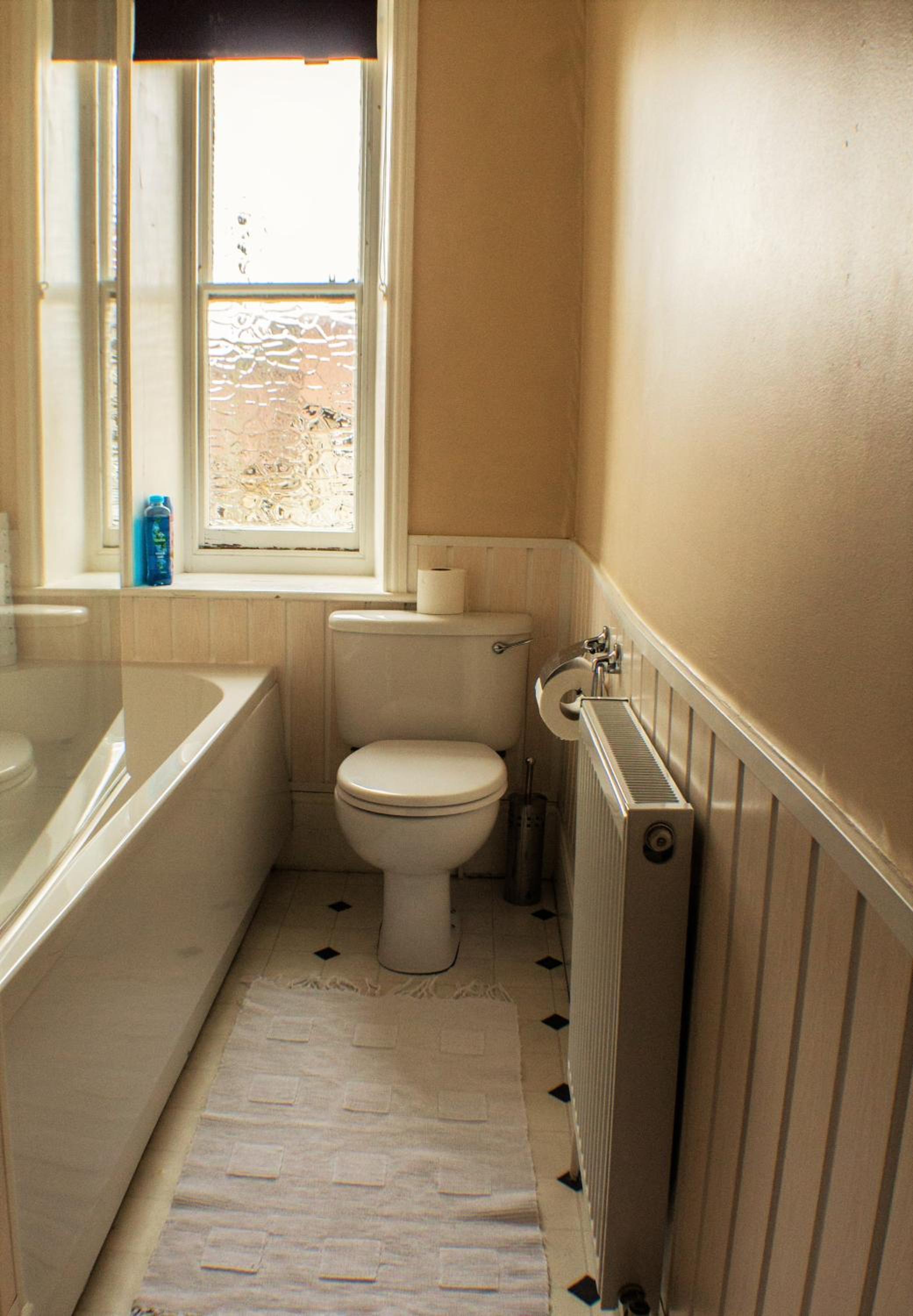 Double Room with Bath/Shower (Pet Friendly) photo 3