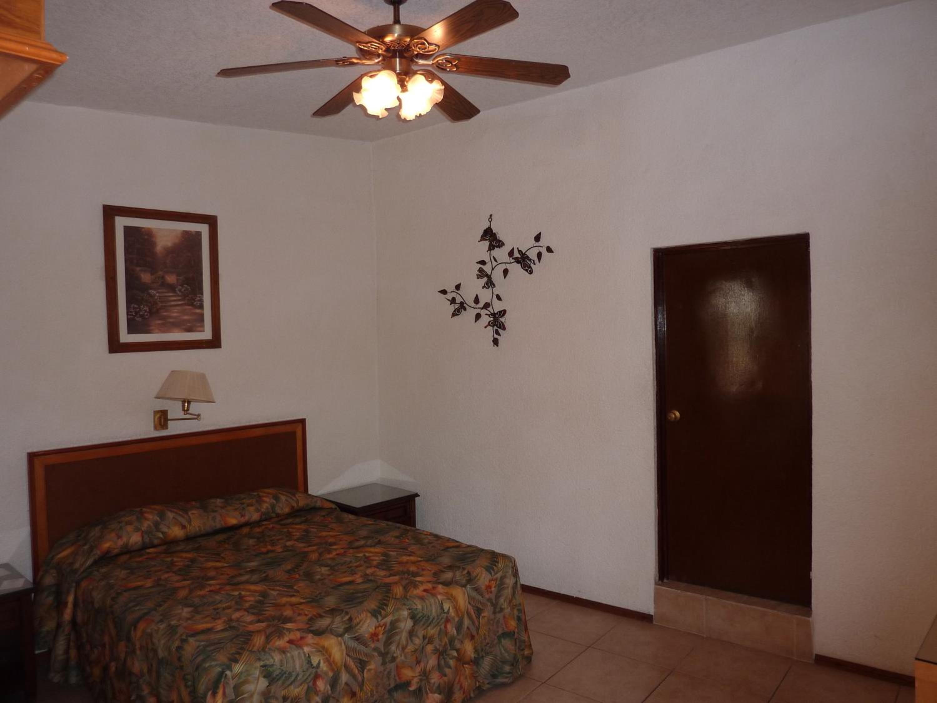 Queen Room photo 1