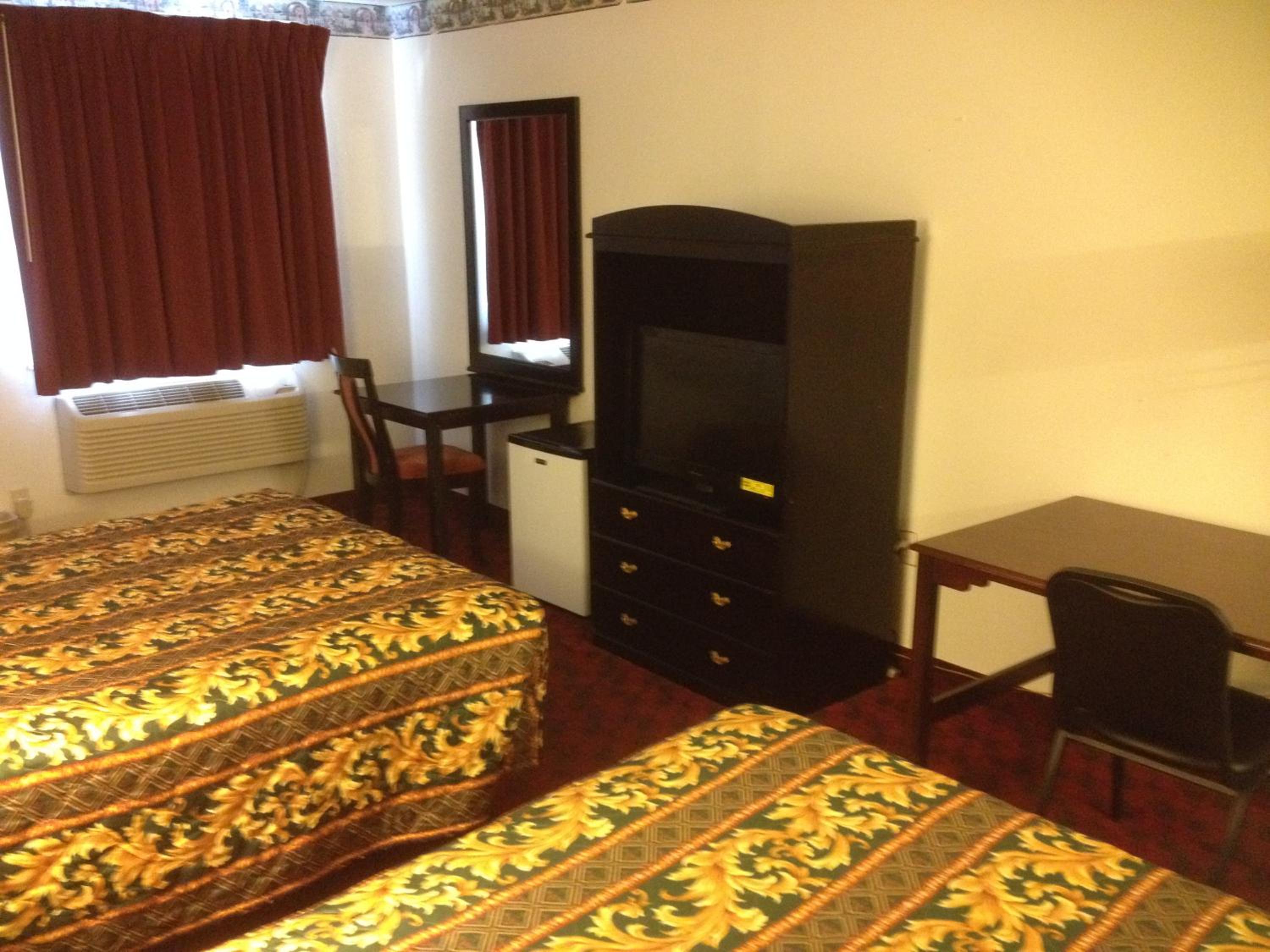 Queen Room with Two Queen Beds - Non-Smoking - Photo 3