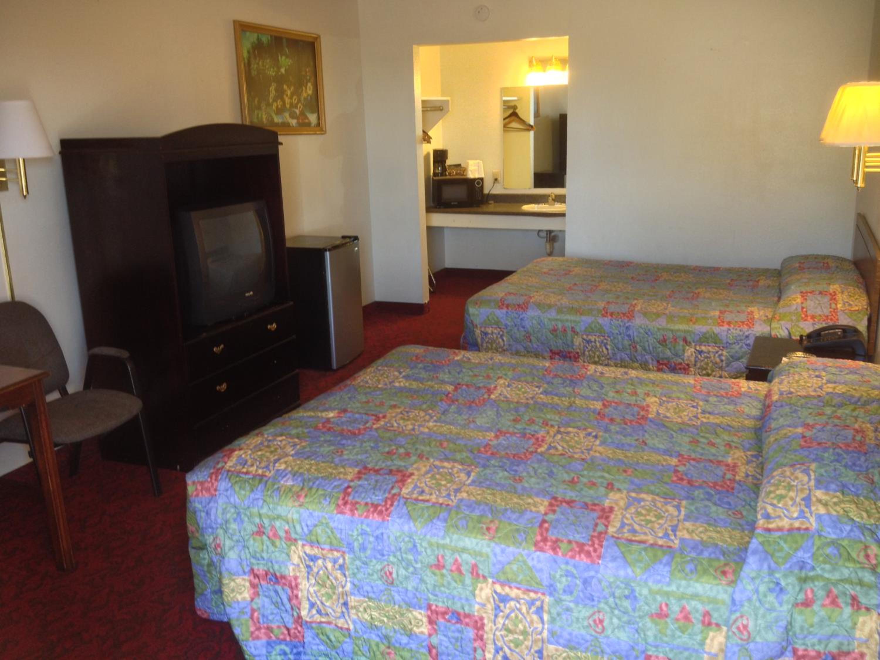 Queen Room with Two Queen Beds - Non-Smoking - Photo 10