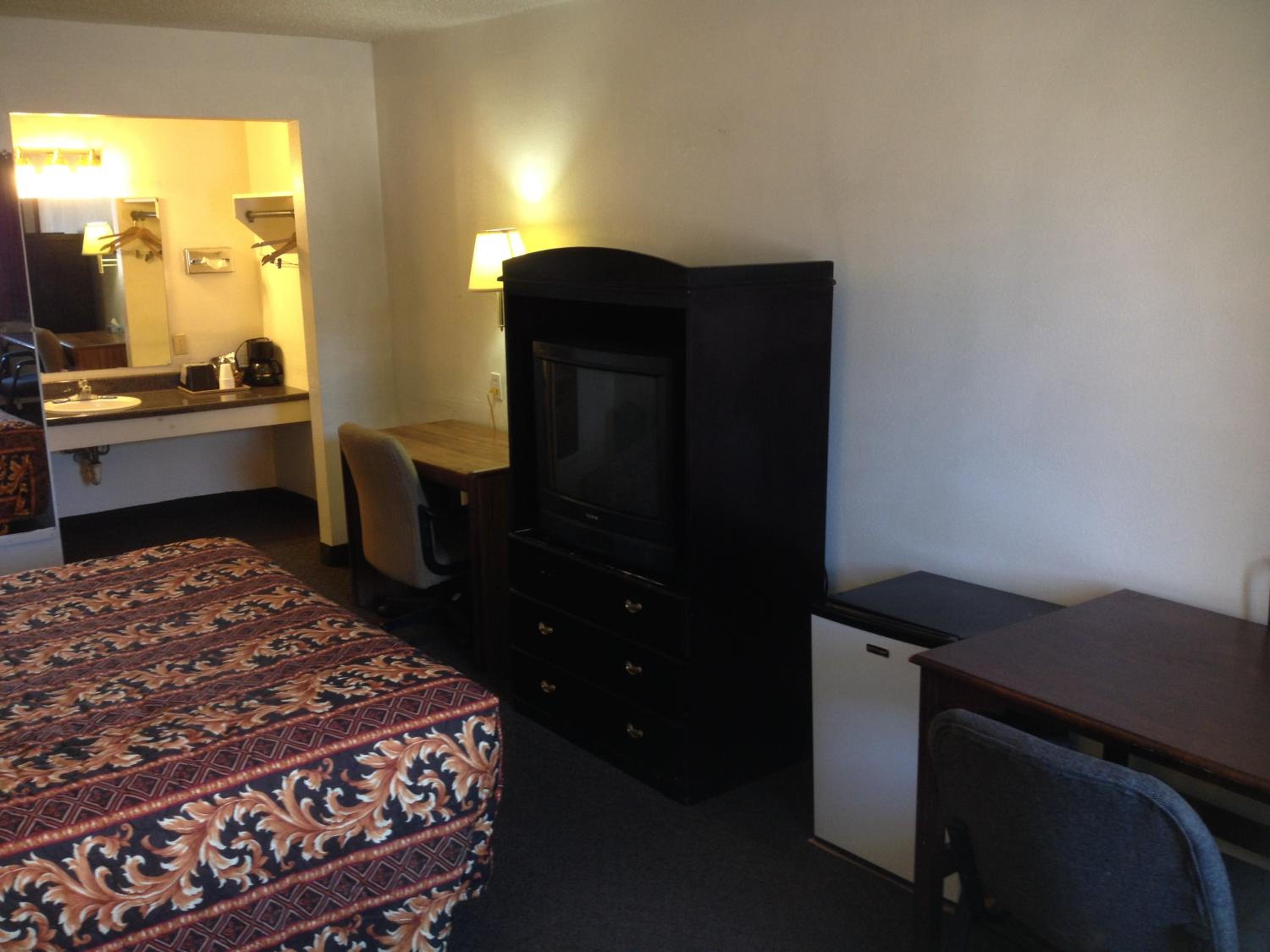 Queen Room with Two Queen Beds - Smoking - Photo 10