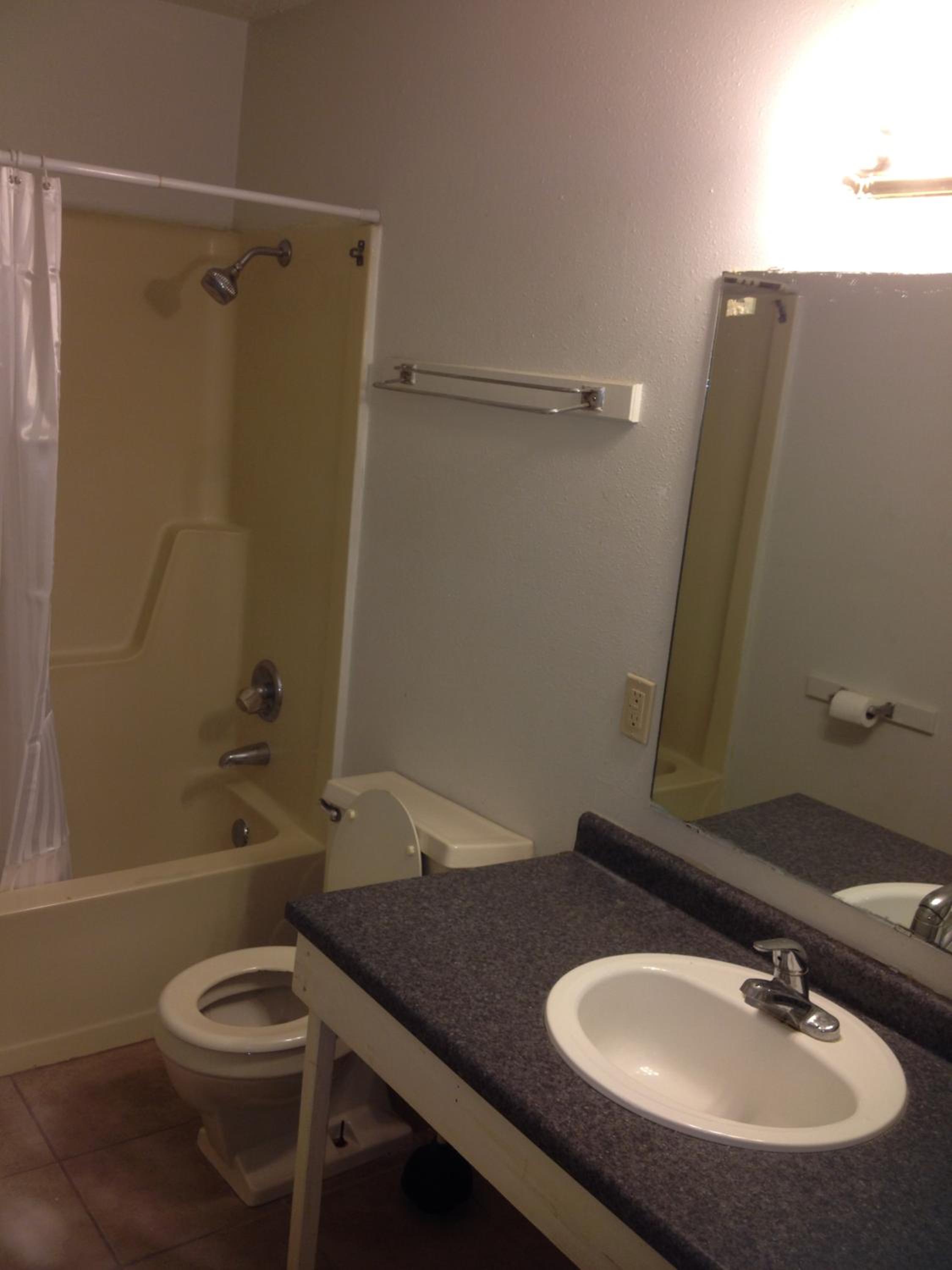 King Room - Non-Smoking - Photo 4