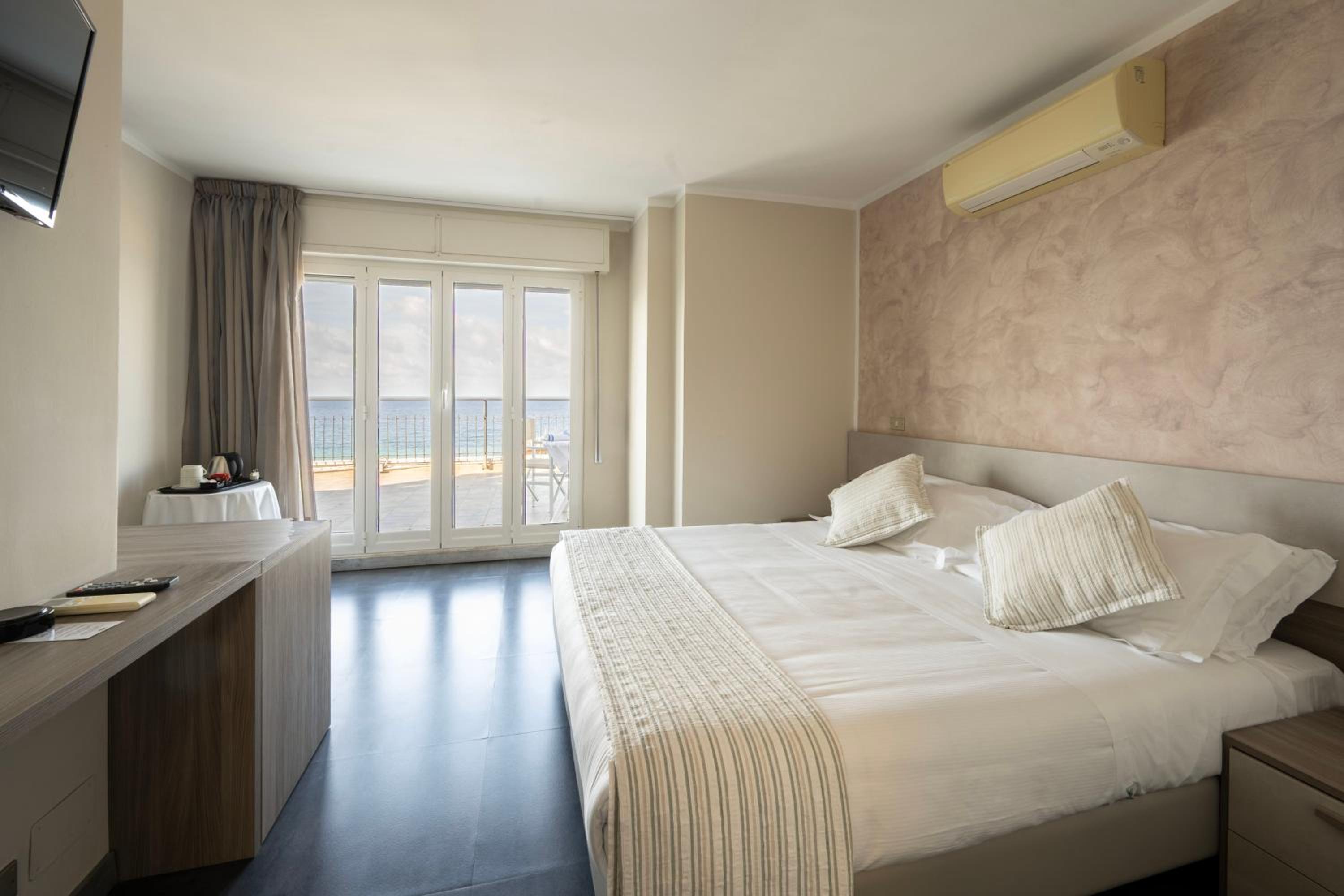 Deluxe Double Room with Balcony and Sea View photo 2