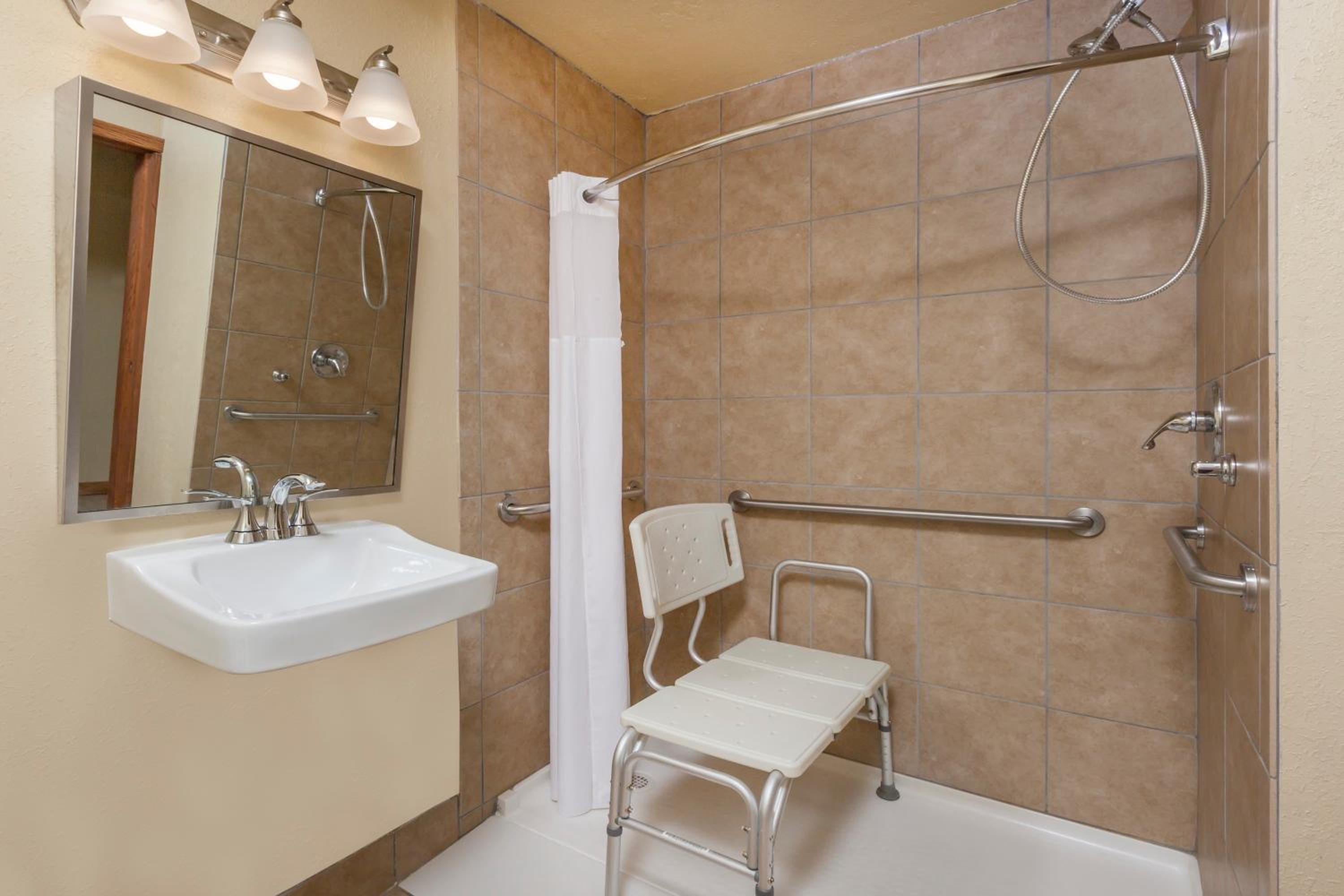 Queen Room - Disability Access - Non-Smoking photo 3