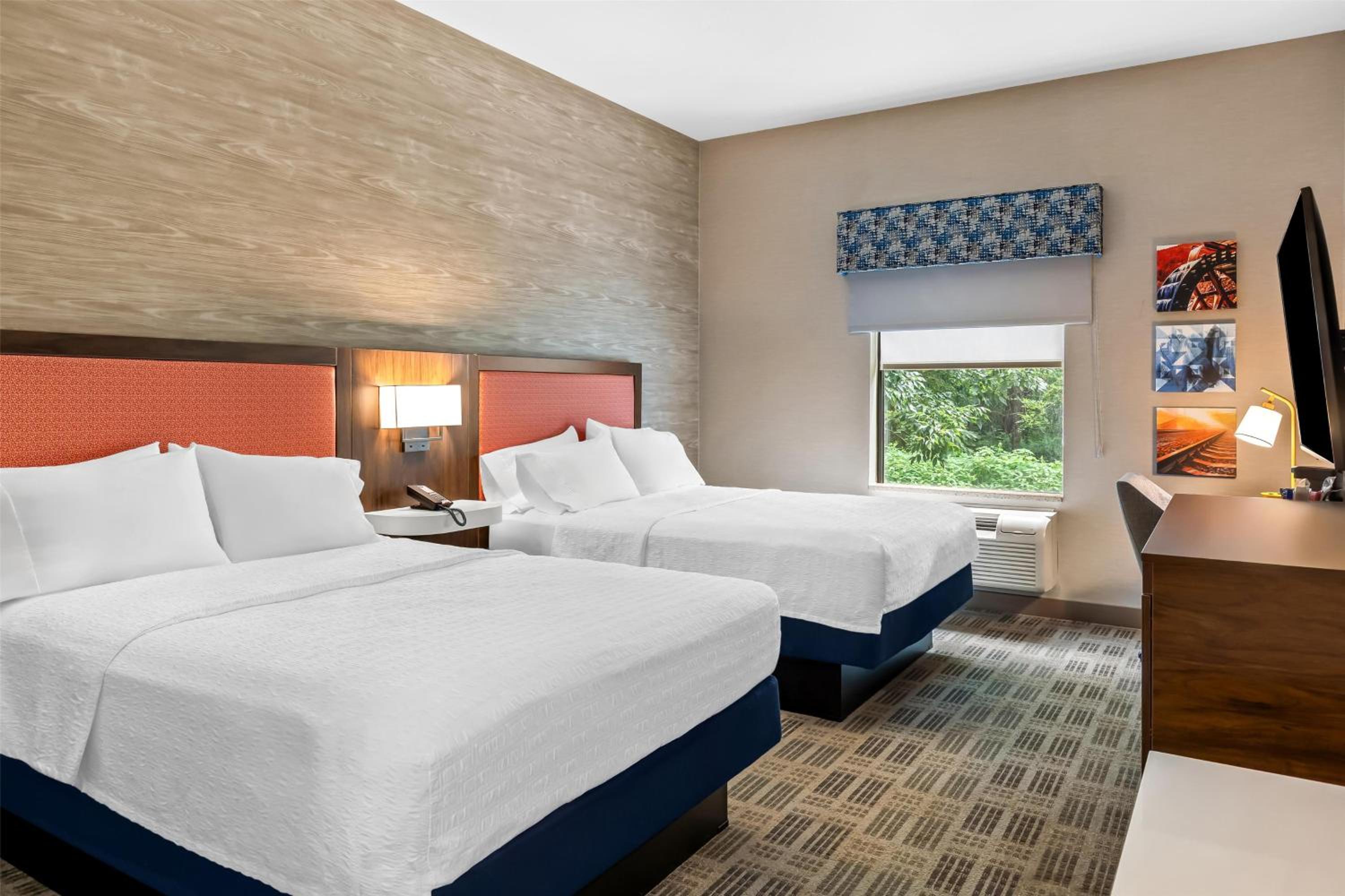 Room with Two Queen Beds - Non-Smoking - Photo 3