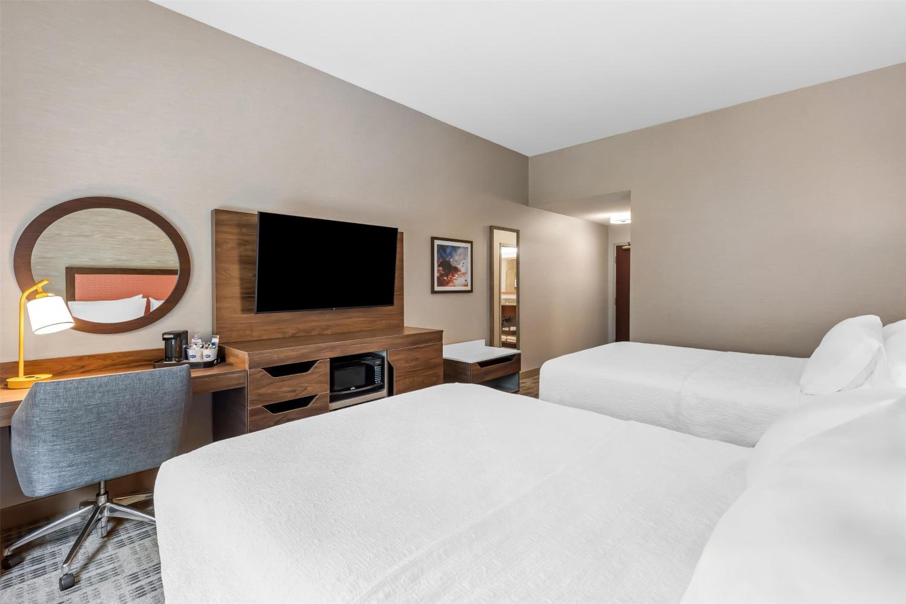 Room with Two Queen Beds - Non-Smoking - Photo 2