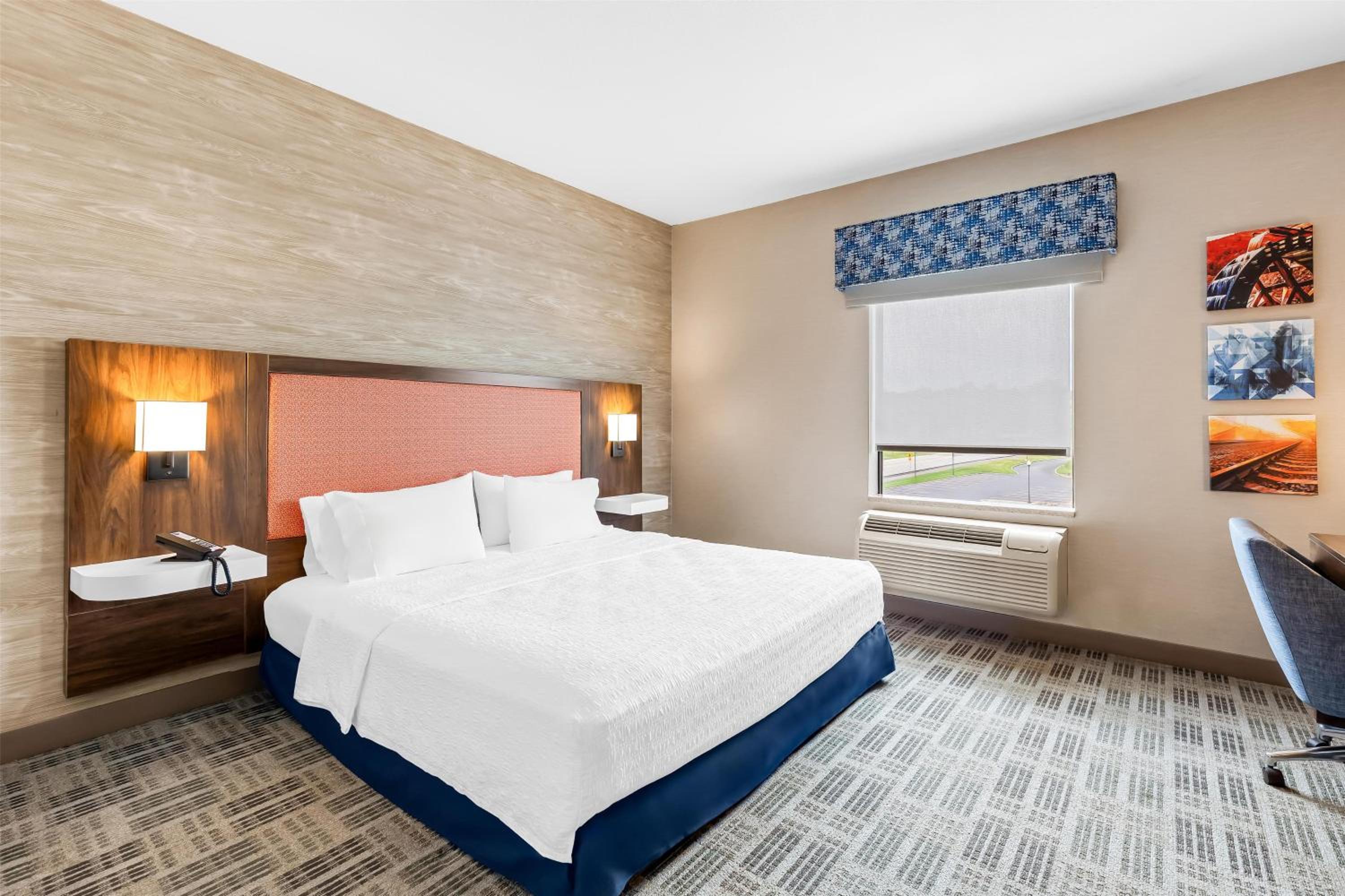 King Room with Roll-In Shower - Mobility Access/Non-Smoking - Photo 2