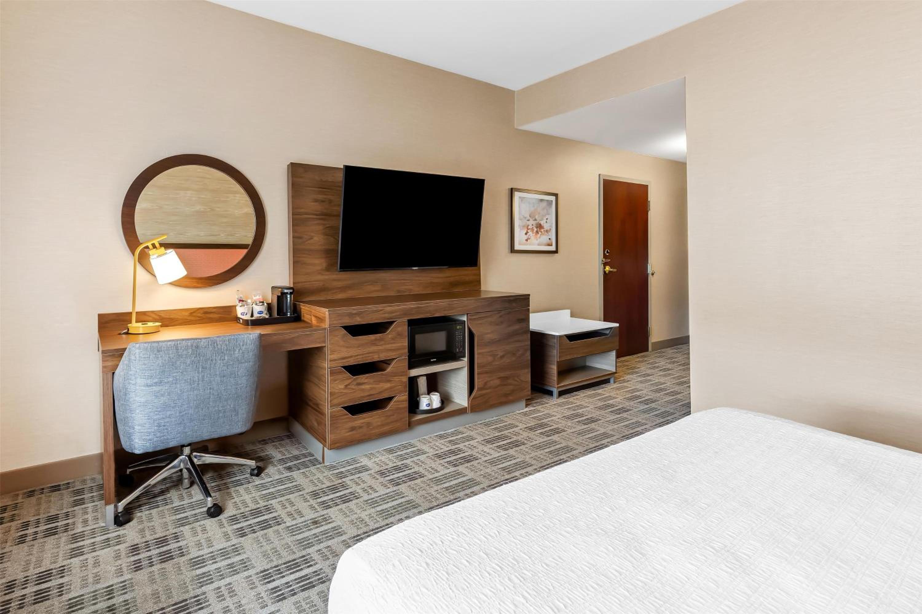 King Room with Roll-In Shower - Mobility Access/Non-Smoking - Photo 3