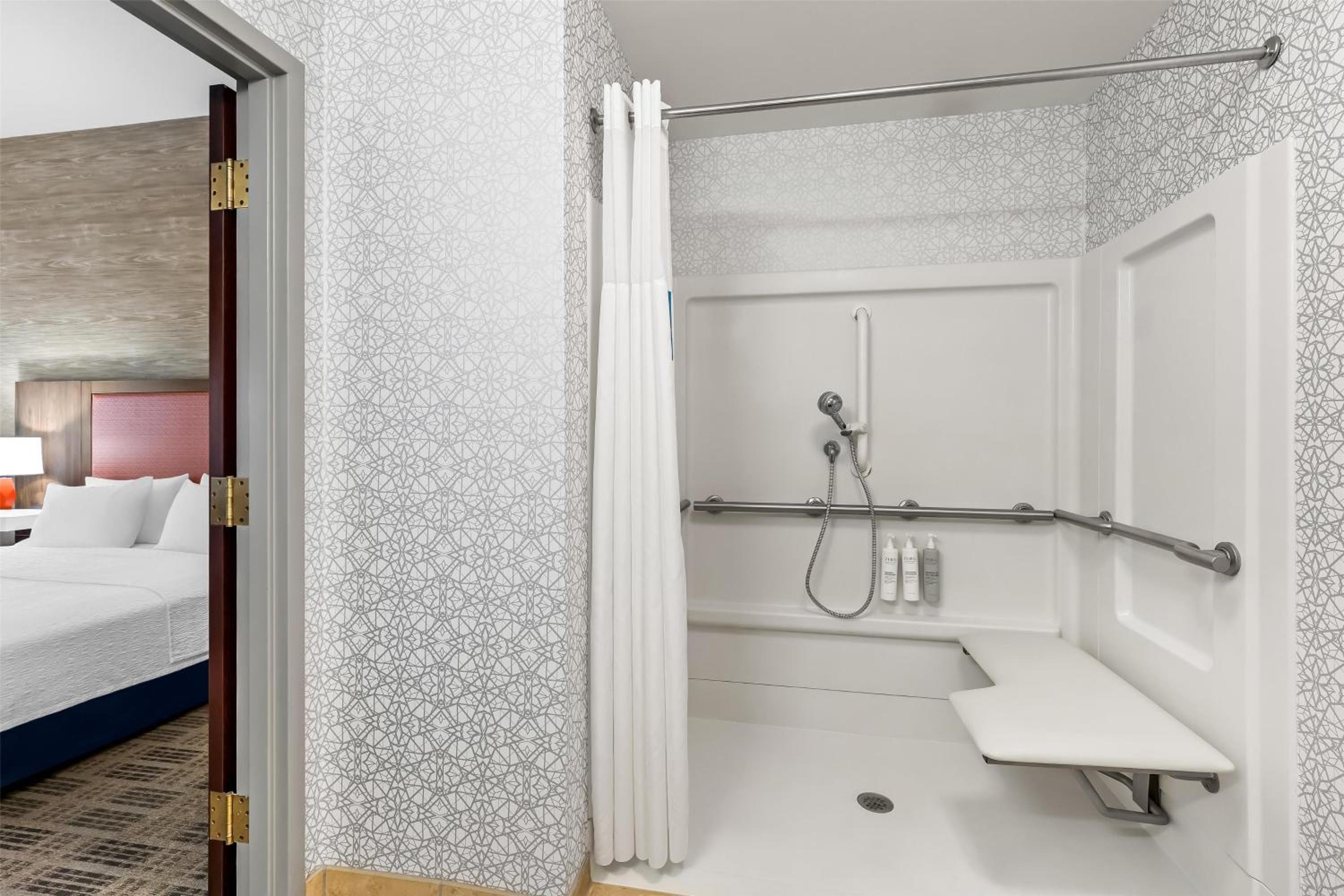 King Room with Roll-In Shower - Mobility Access/Non-Smoking - Photo 4