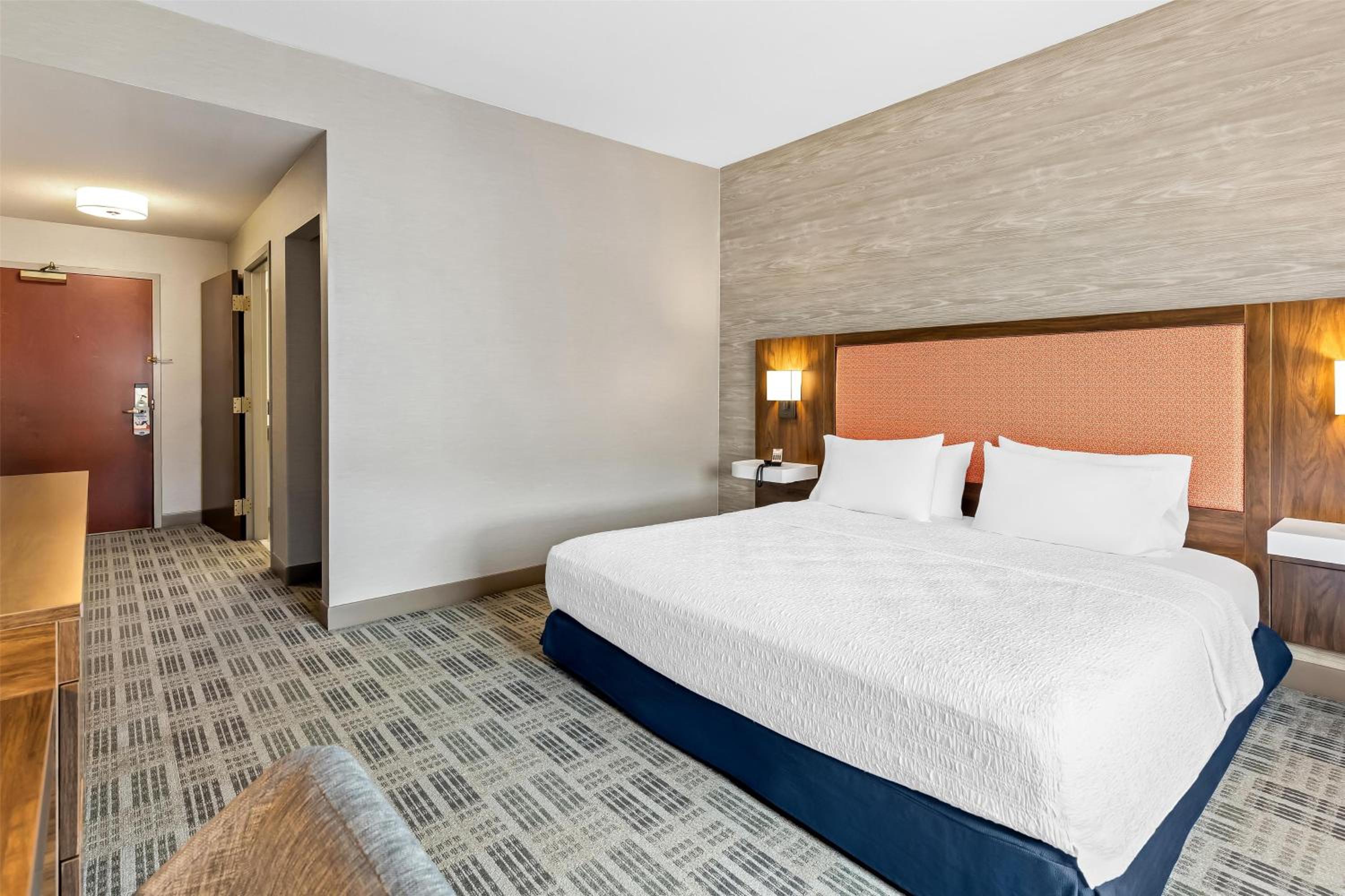 King Room with Roll-In Shower - Mobility Access/Non-Smoking - Photo 6