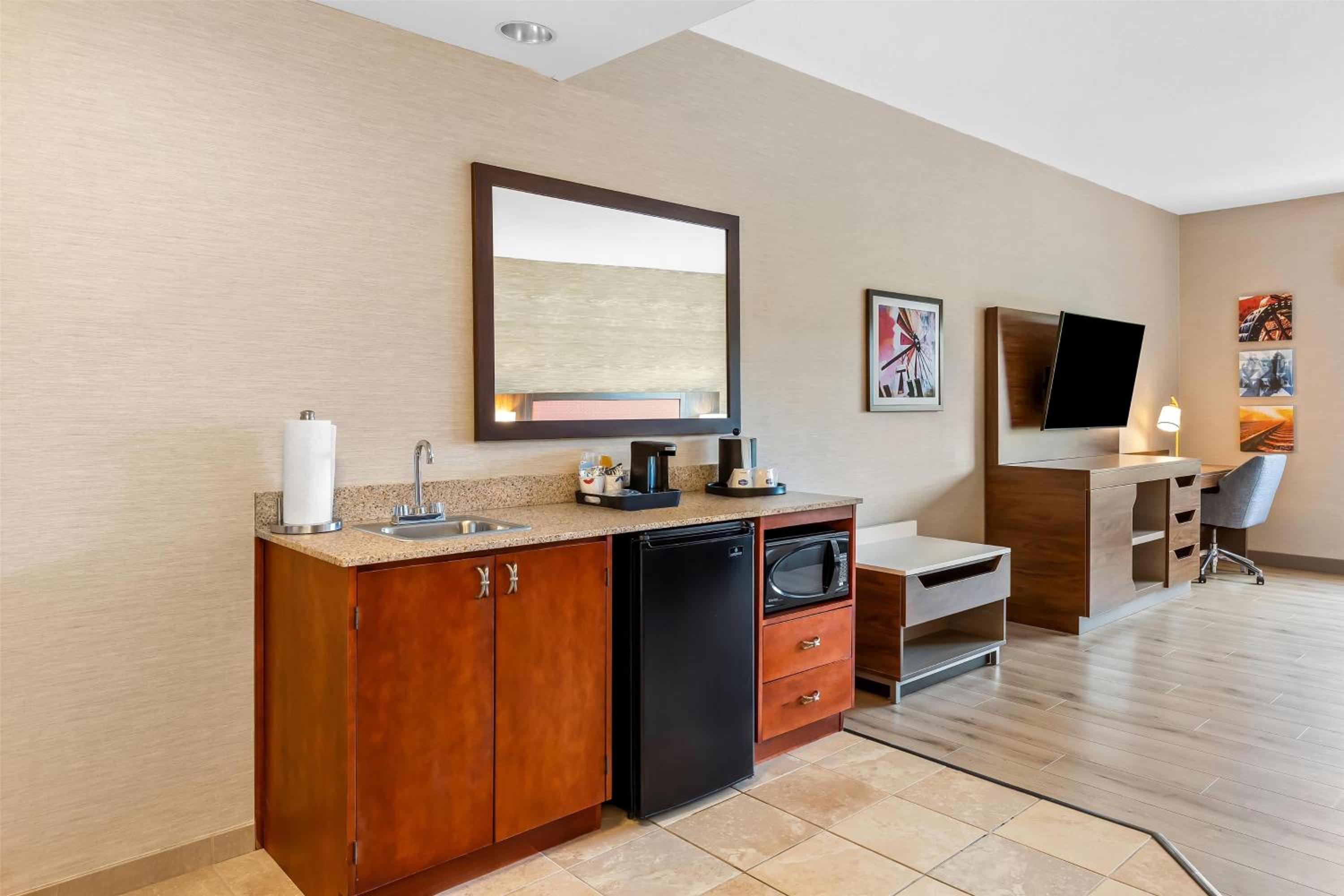 King Studio Suite - Non-Smoking - Photo 3