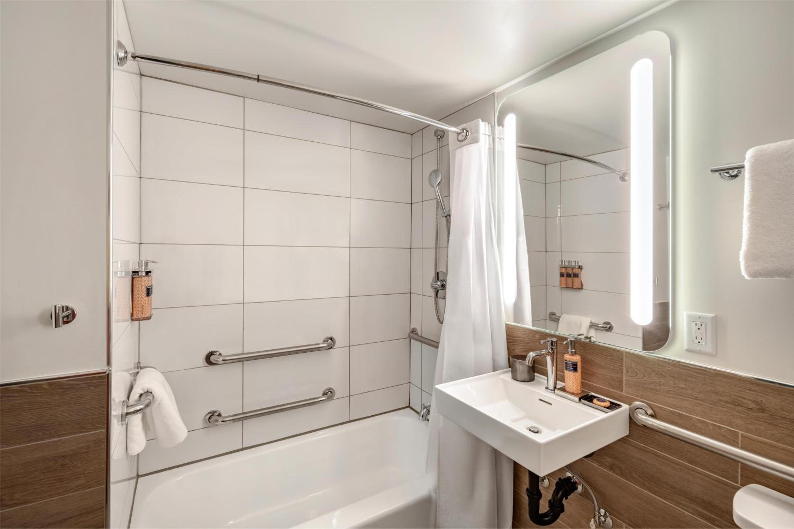 King Room with Accessible Tub