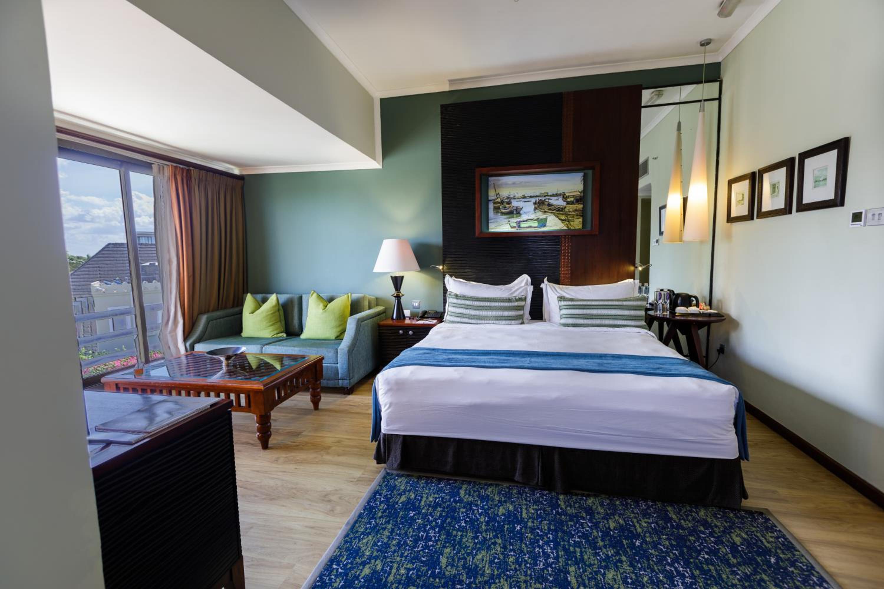 Deluxe Room with City View - Photo 4