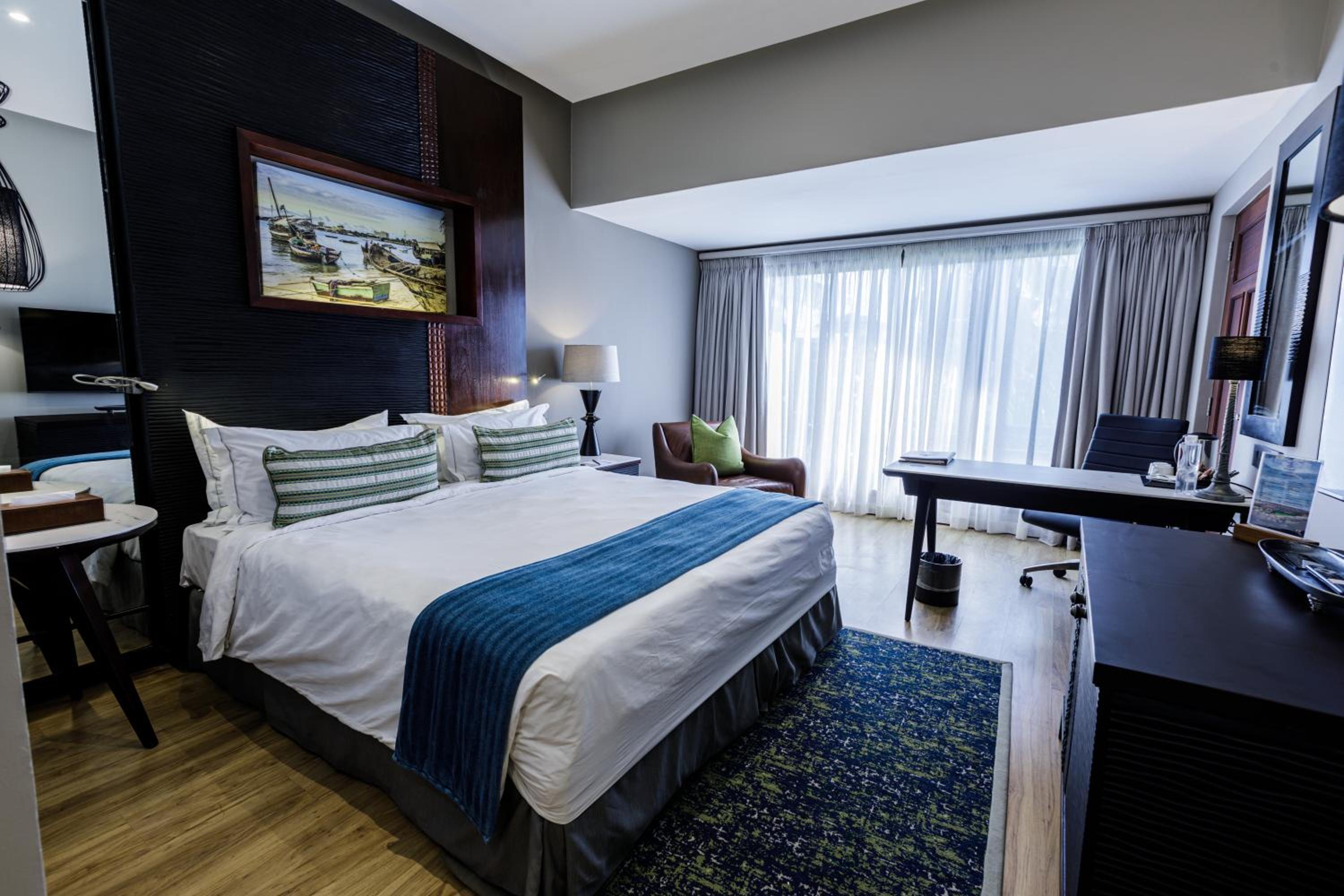 Deluxe Room with City View - Photo 3
