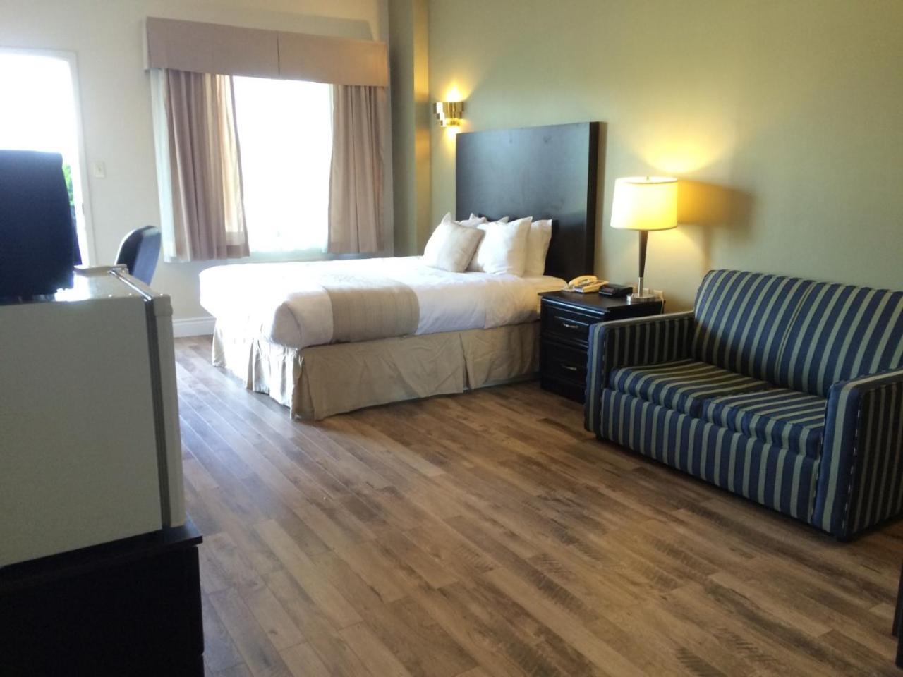Garden Level with One Double Bed - Non Smoking - Photo 1